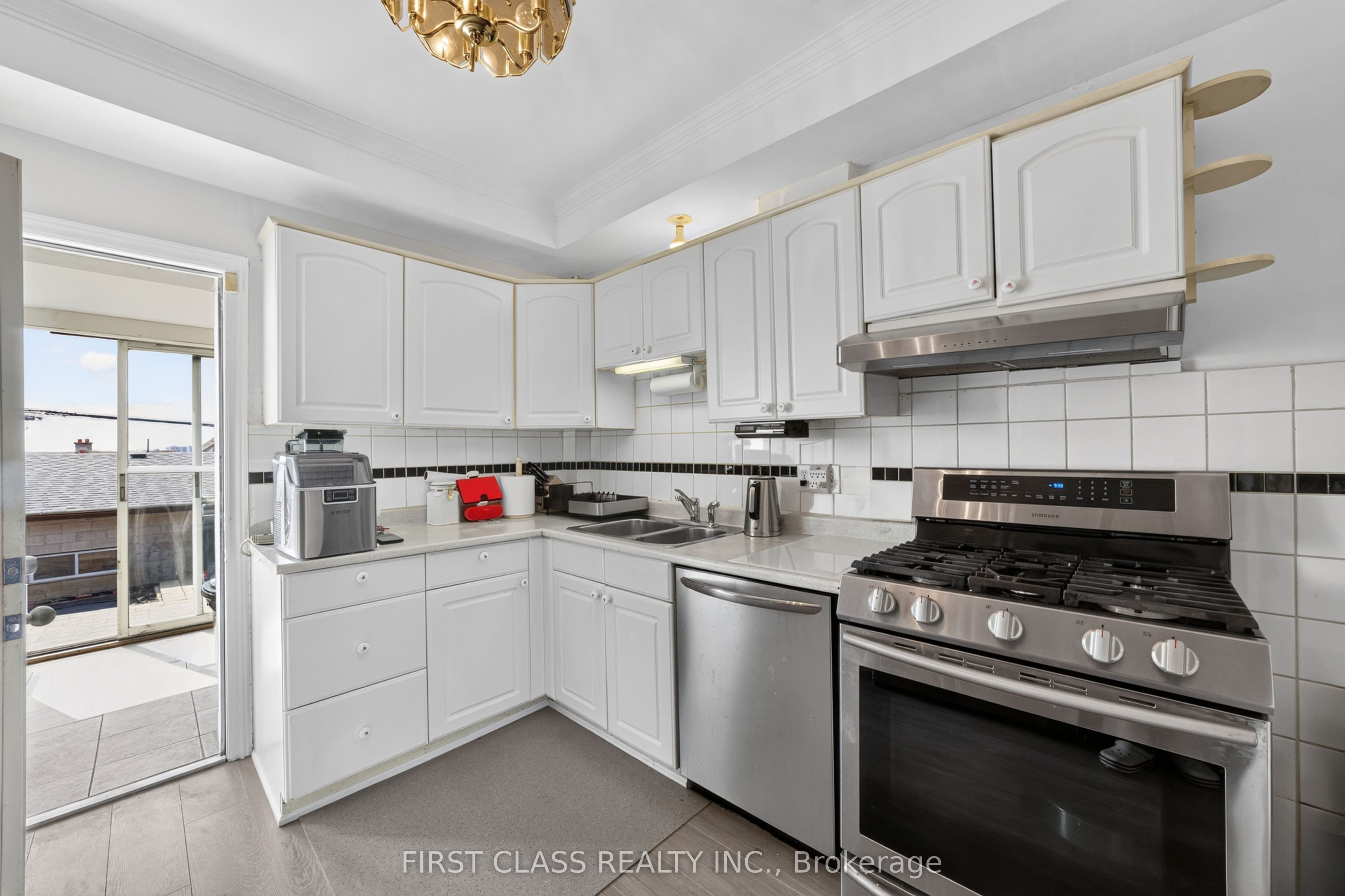 150 Caledonia Road, Toronto, ON M6E 4S7 photo 4