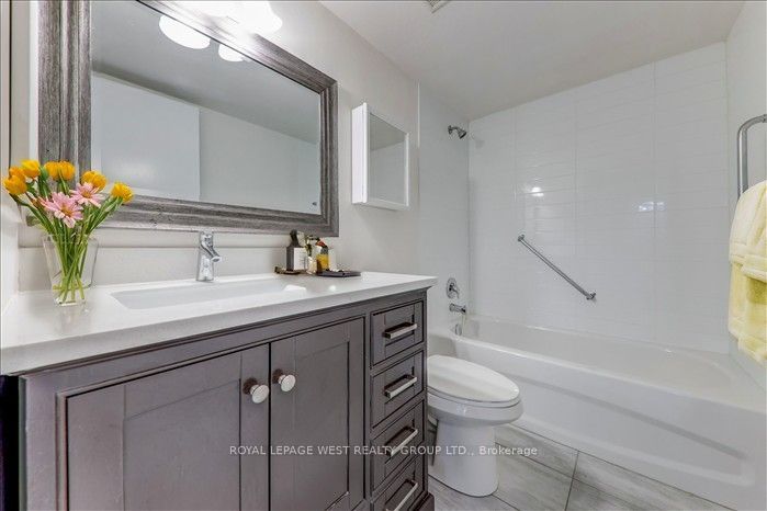 1320 Islington Avenue 201, Toronto, ON M9A 5C6 photo 5