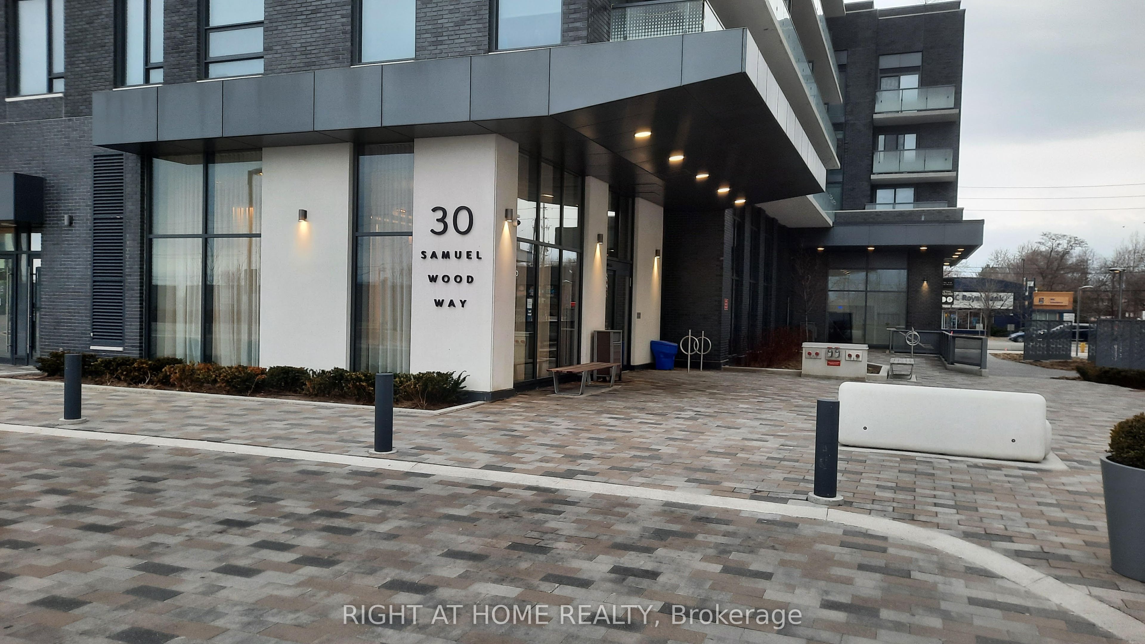 30 Samuel Wood Way 1803, Toronto, ON M9B 0C9