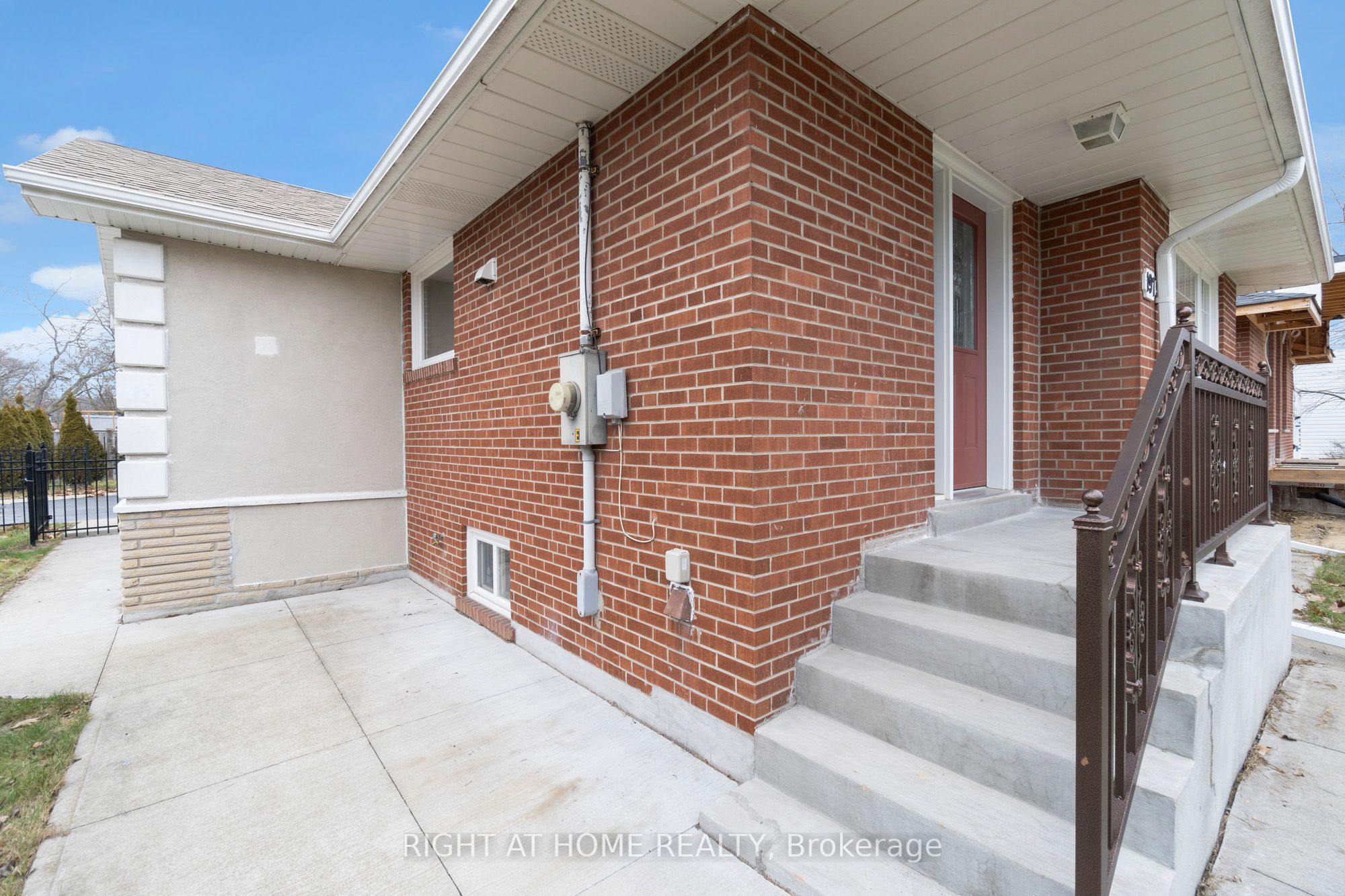 197 Troy Street, Mississauga, ON L5G 1S9 photo 2