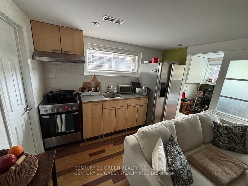 28 Jellicoe Avenue Lower, Toronto, ON M8W 1W1 photo 3