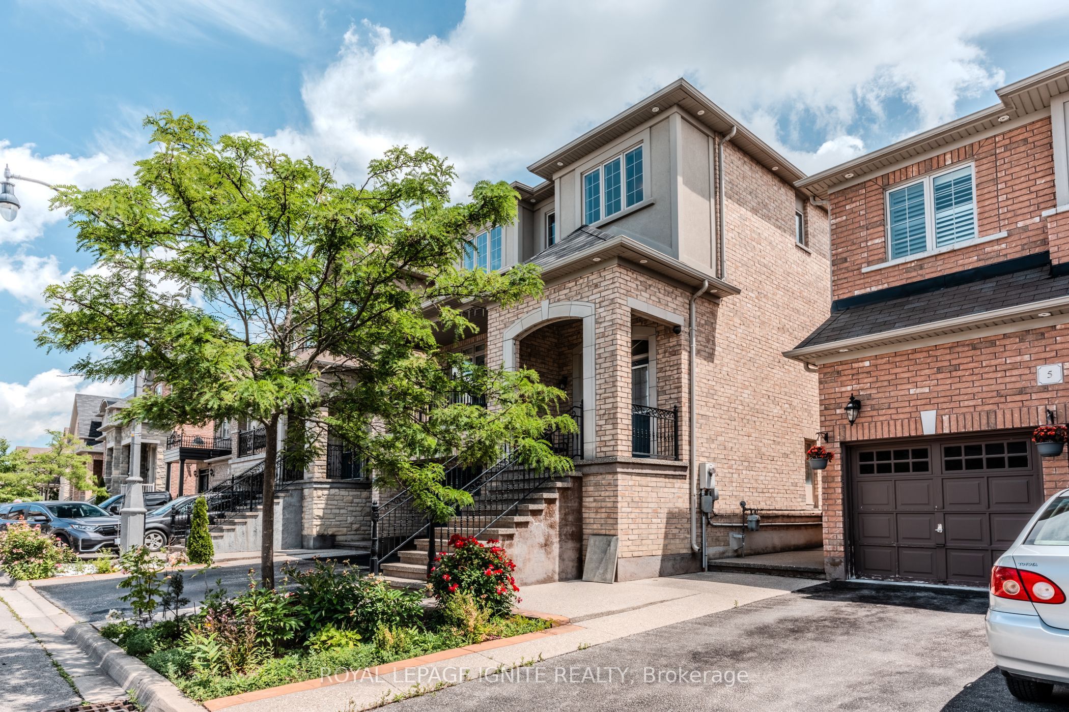7 Picasso Drive, Brampton, ON L6P 3L5 photo 2