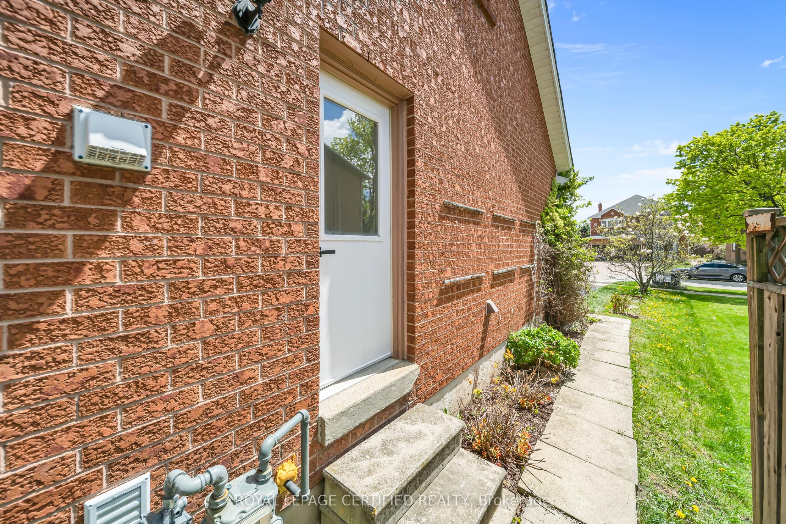 5016 Natkarni Crescent Lower, Mississauga, ON L5V 1L2 photo 2