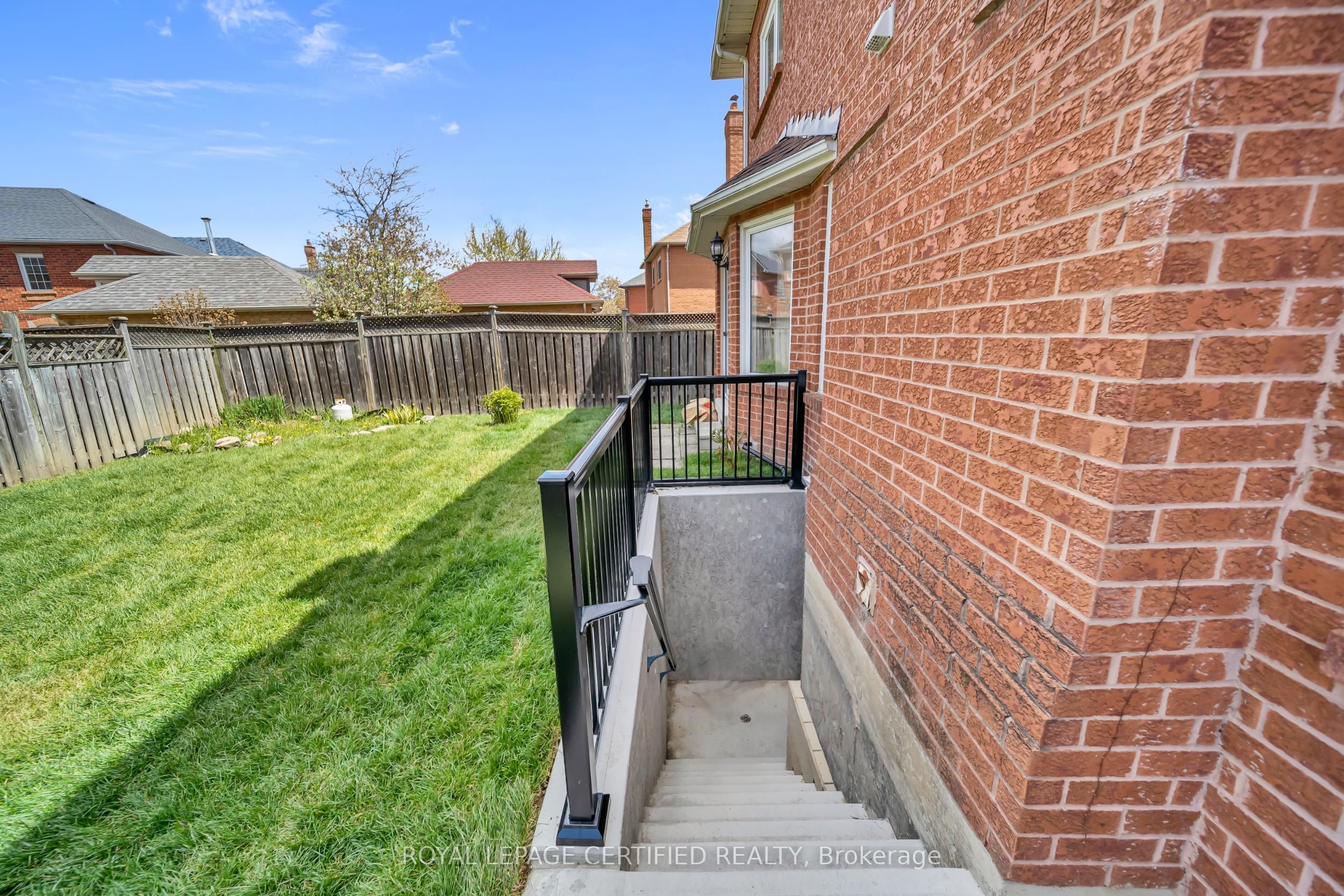 5016 Natkarni Crescent Lower, Mississauga, ON L5V 1L2 photo 3