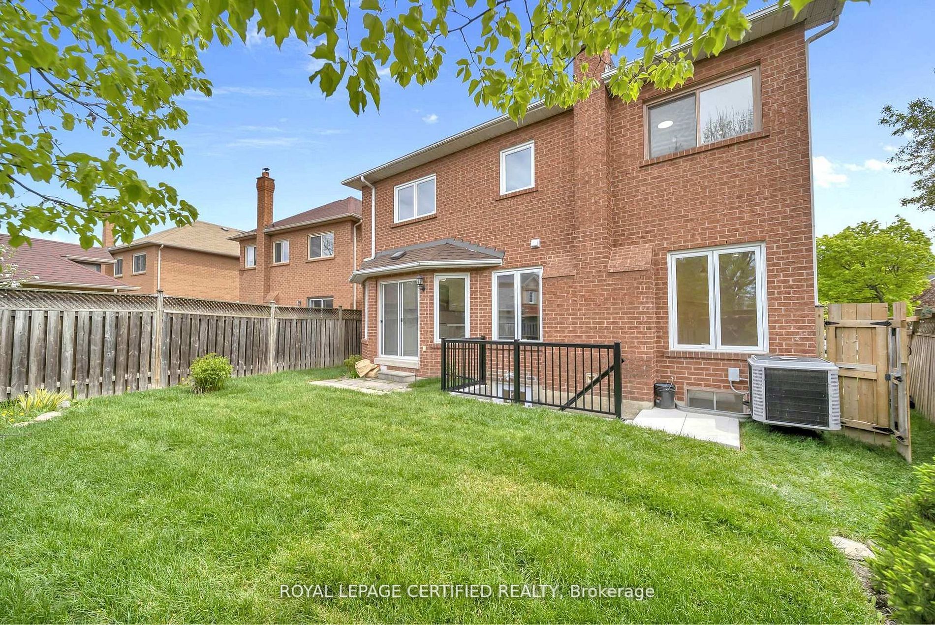 5016 Natkarni Crescent Lower, Mississauga, ON L5V 1L2 photo 4