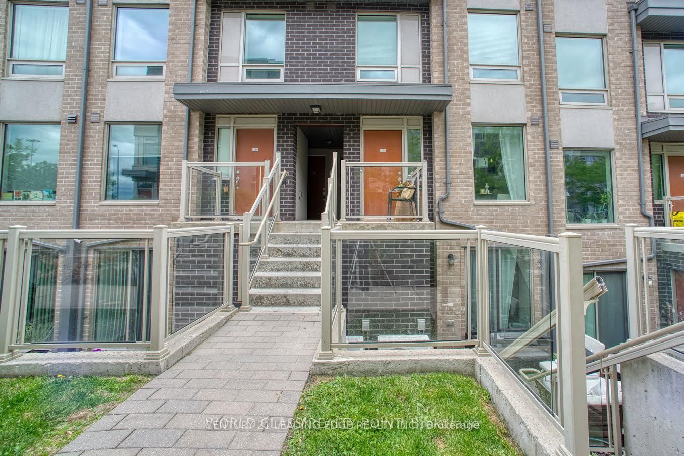 7 Applewood Lane E 221, Toronto, ON M9C 0C1