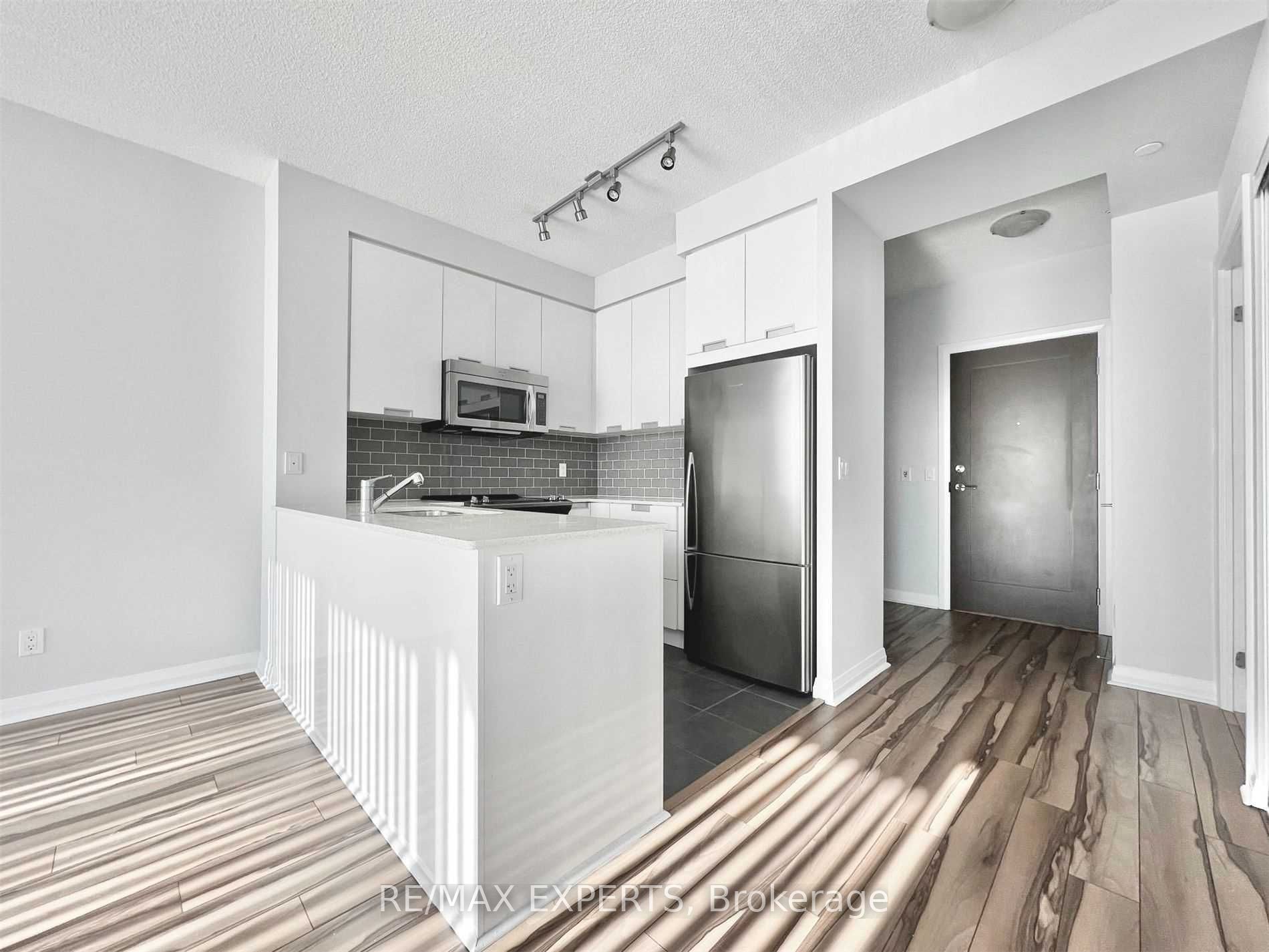 75 Eglinton Avenue W 1005, Mississauga, ON L5R 0E5 photo 2