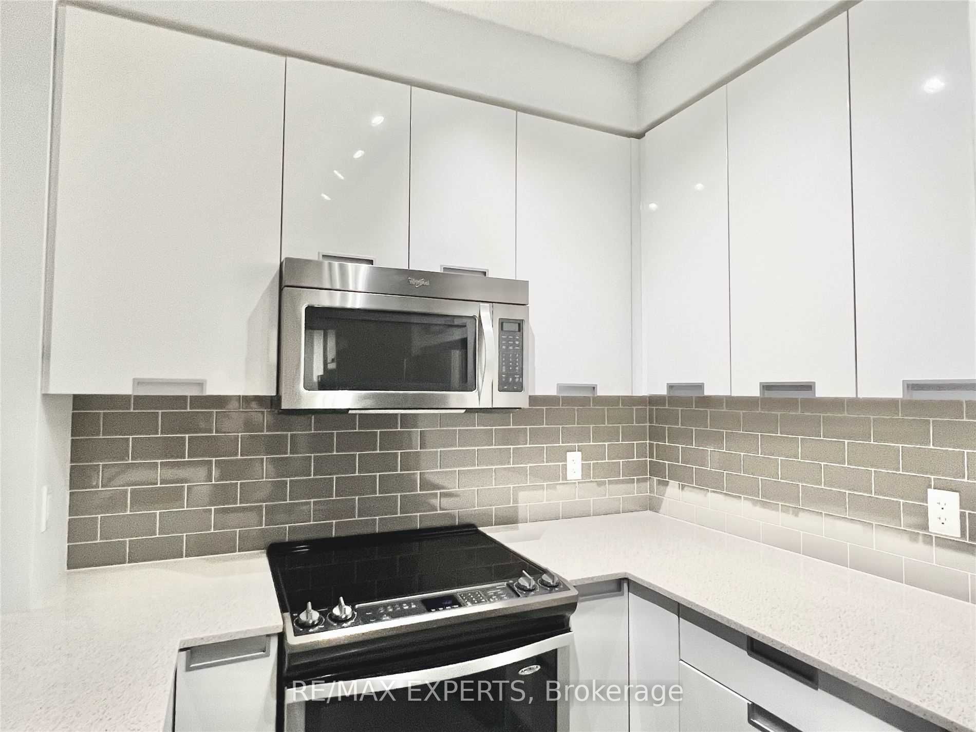 75 Eglinton Avenue W 1005, Mississauga, ON L5R 0E5 photo 3