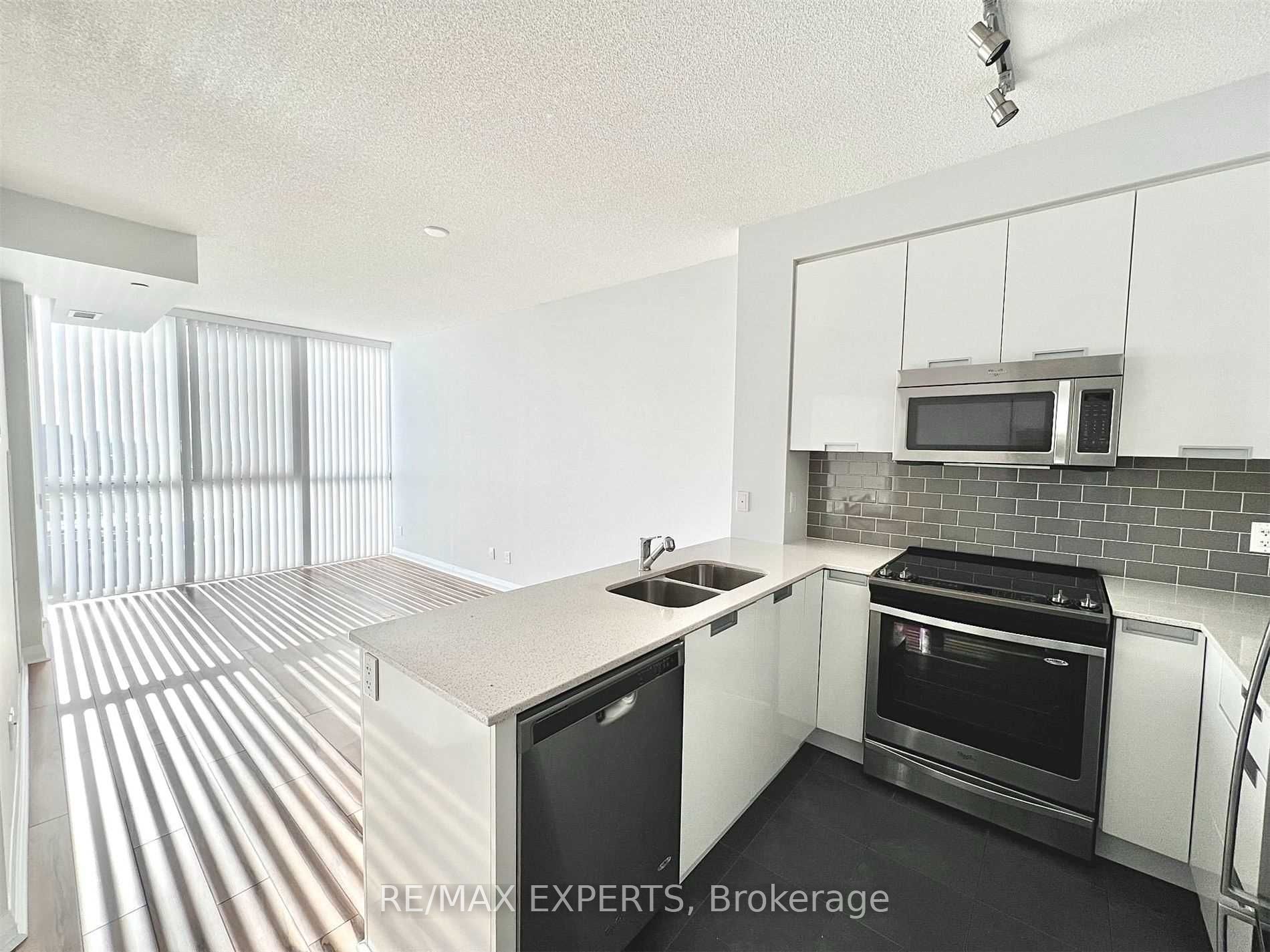 75 Eglinton Avenue W 1005, Mississauga, ON L5R 0E5 photo 5