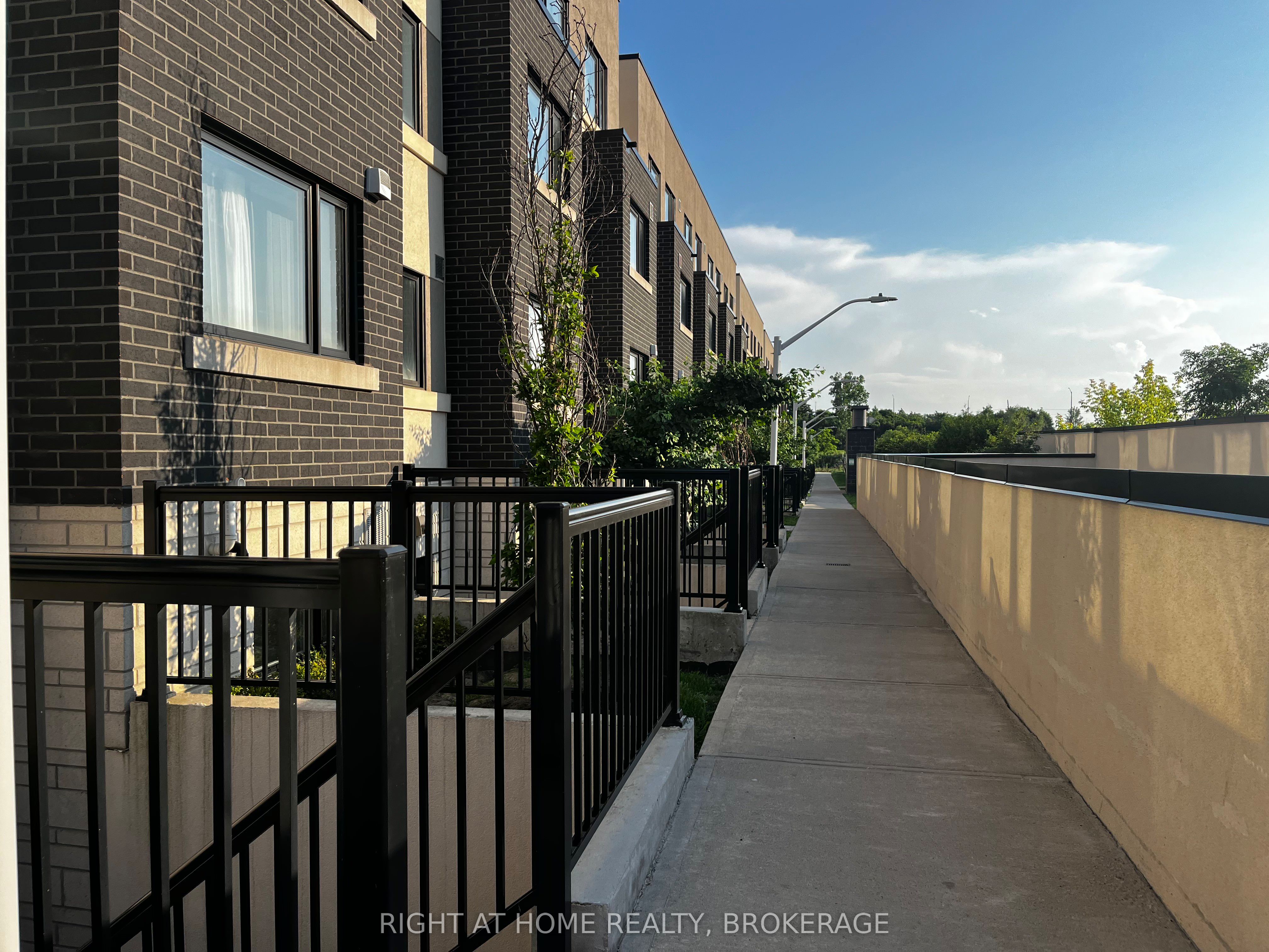1139 Cooke Boulevard 319, Burlington, ON L7T 0C3 photo 2
