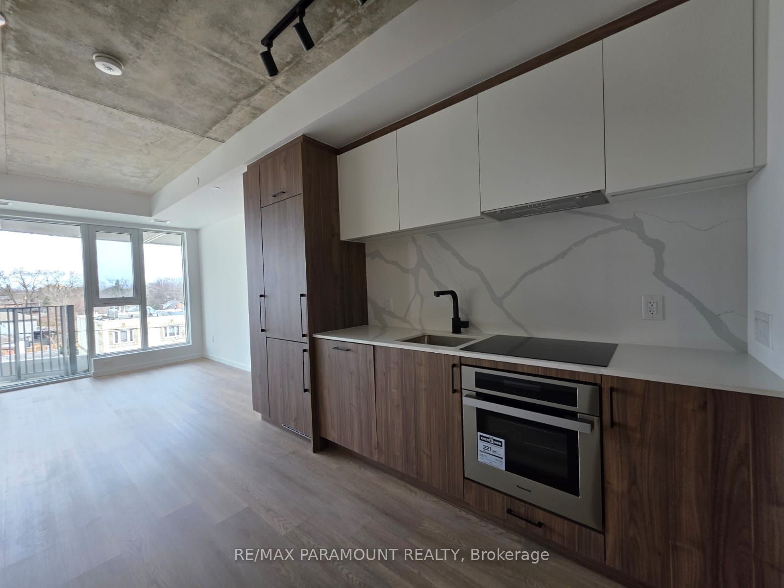 689 The Queensway Drive 418, Toronto, ON M8Y 1L1 photo 3