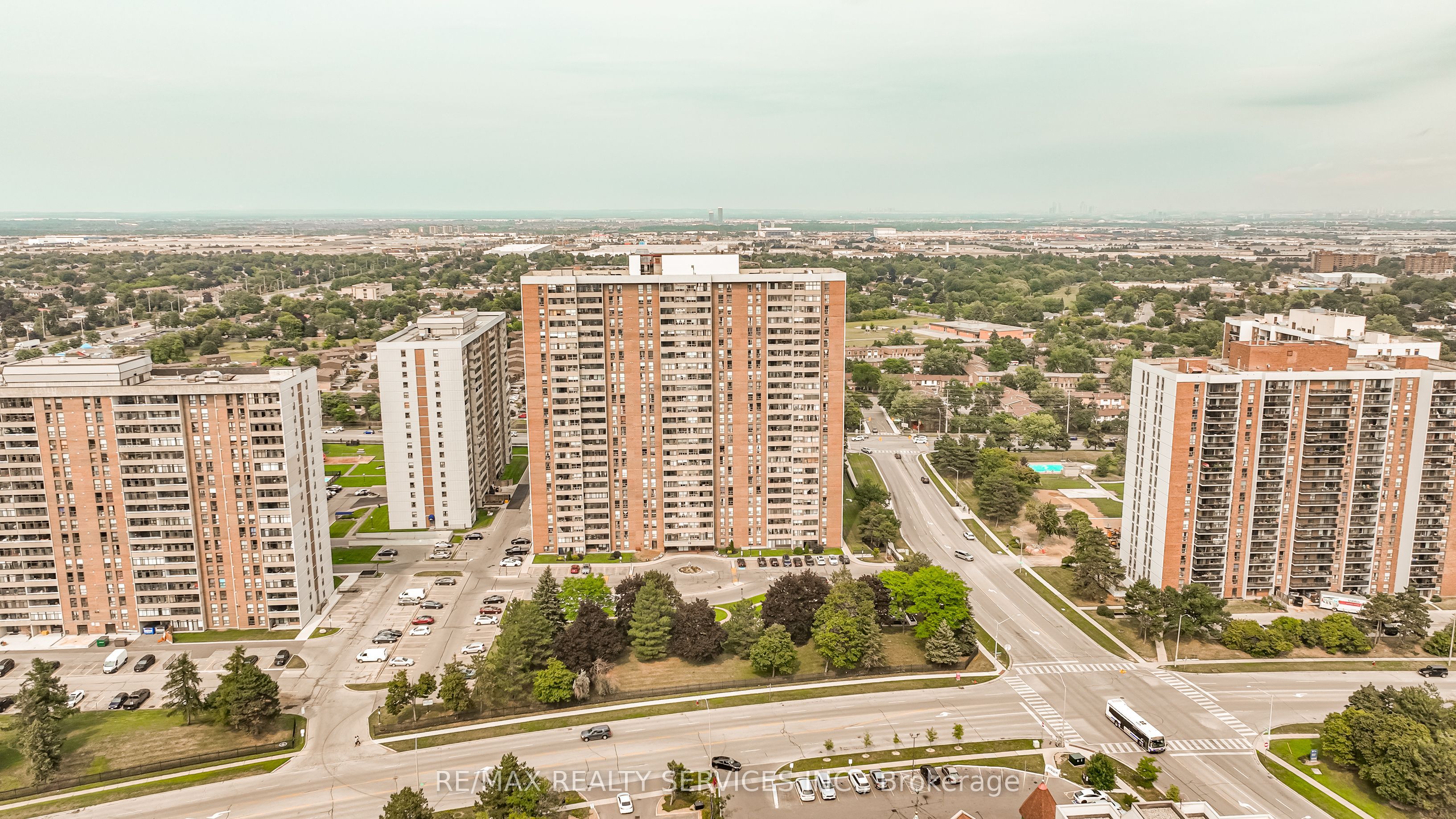 18 Knightsbridge Road 2102, Brampton, ON L6T 3X5