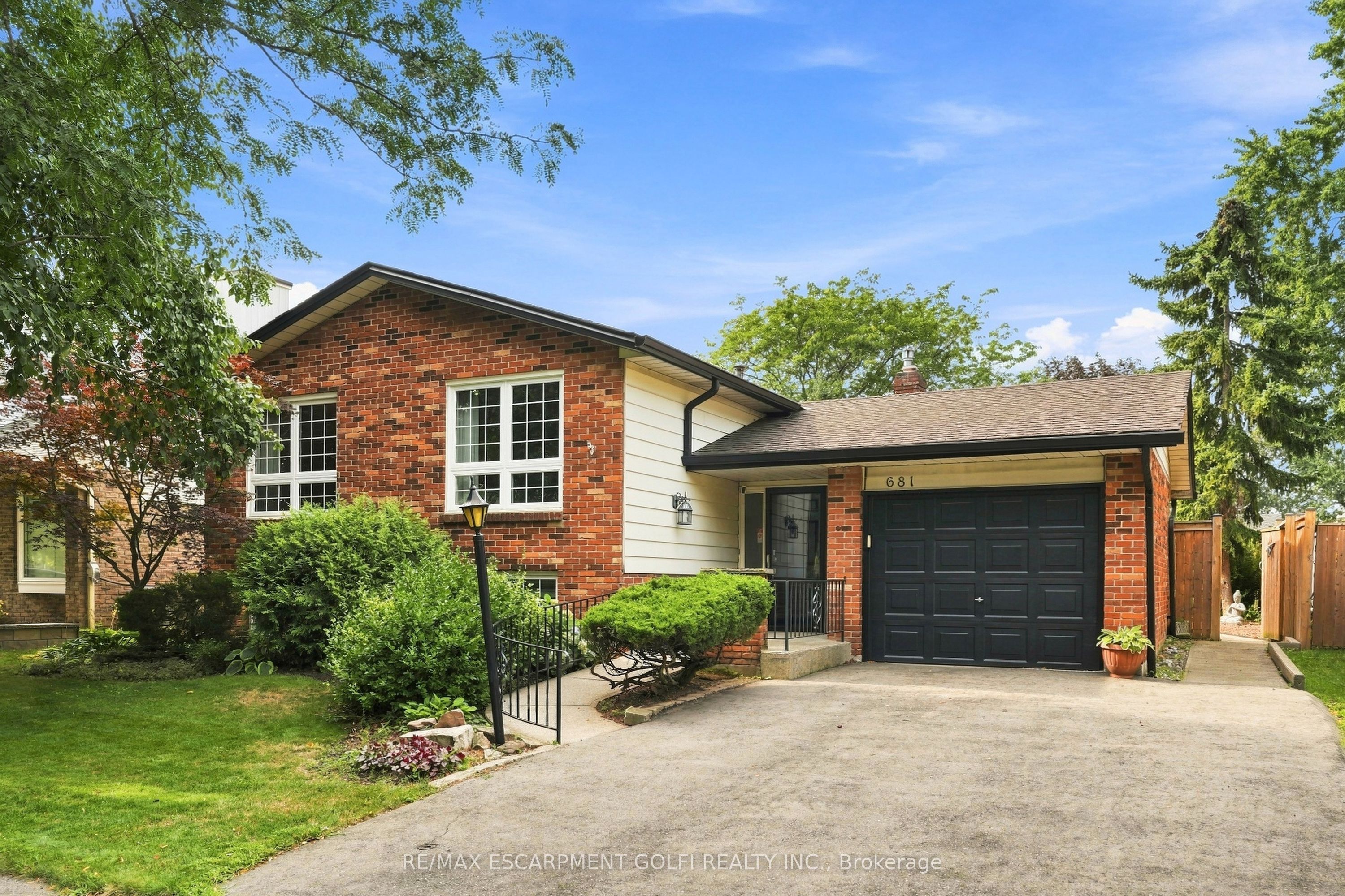681 Empress Crescent, Burlington, ON L7L 5E9