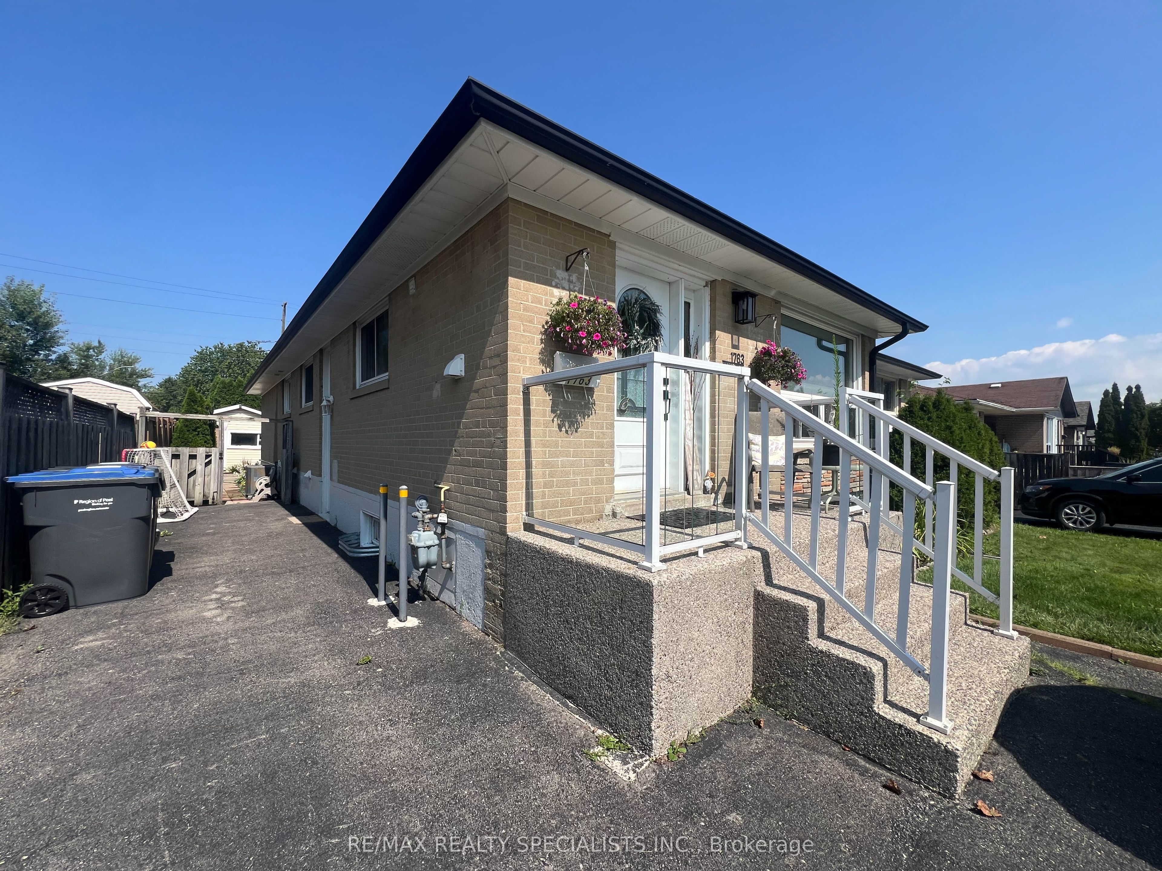 1763 Sandgate Crescent Lower, Mississauga, ON L5J 2E7