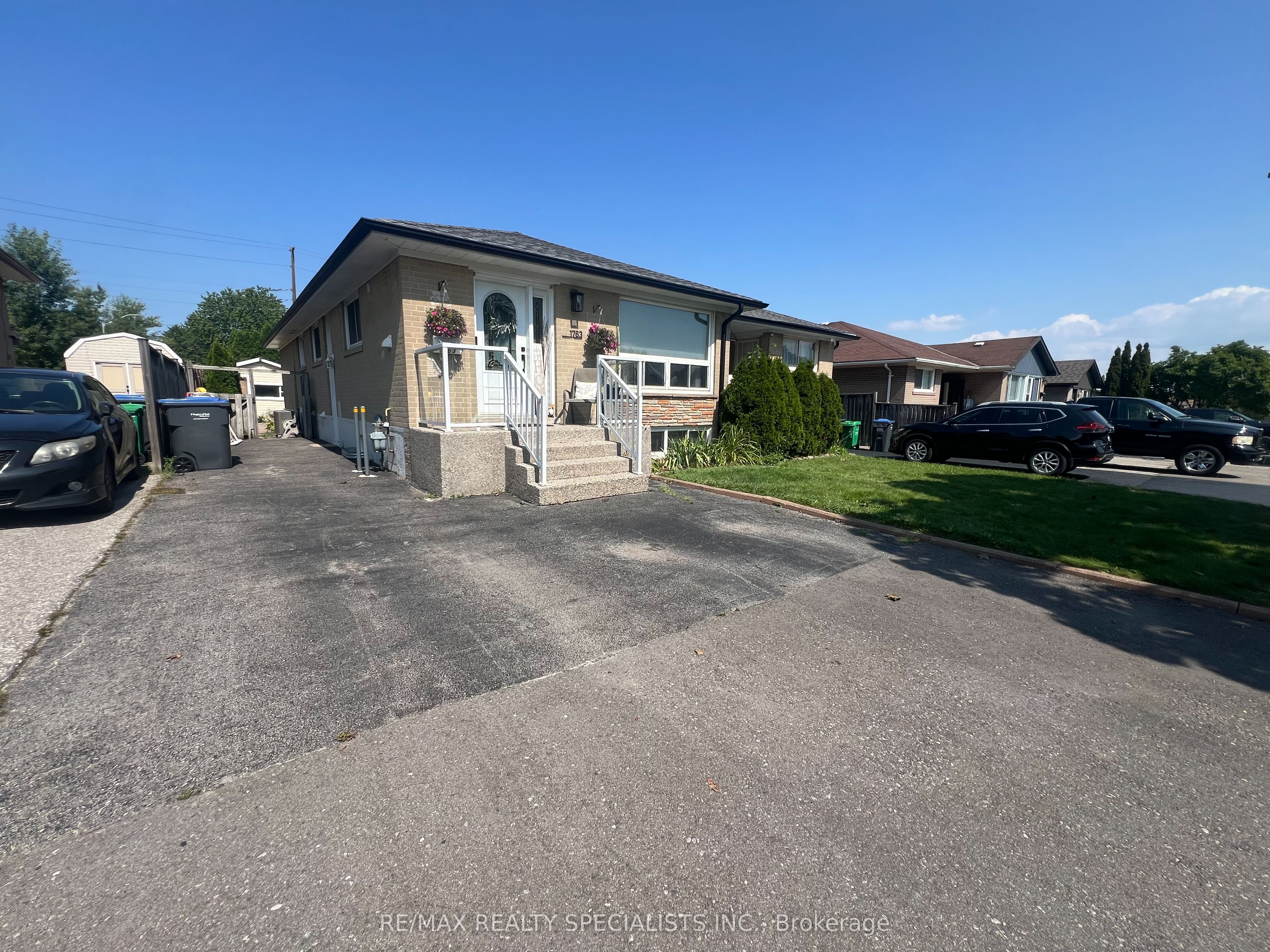 1763 Sandgate Crescent Lower, Mississauga, ON L5J 2E7 photo 2