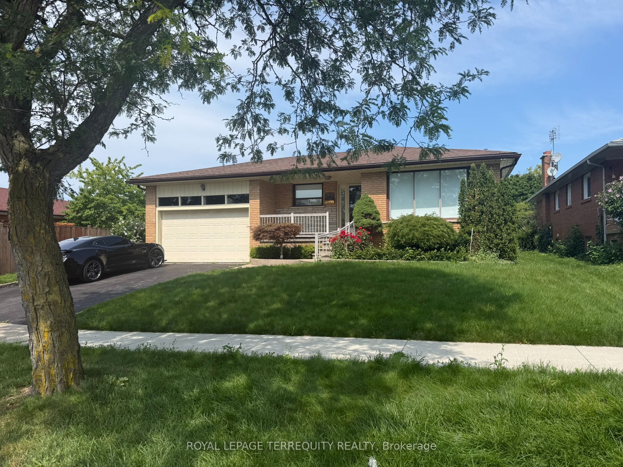 1213 Shamir Crescent, Mississauga, ON L5C 1L2