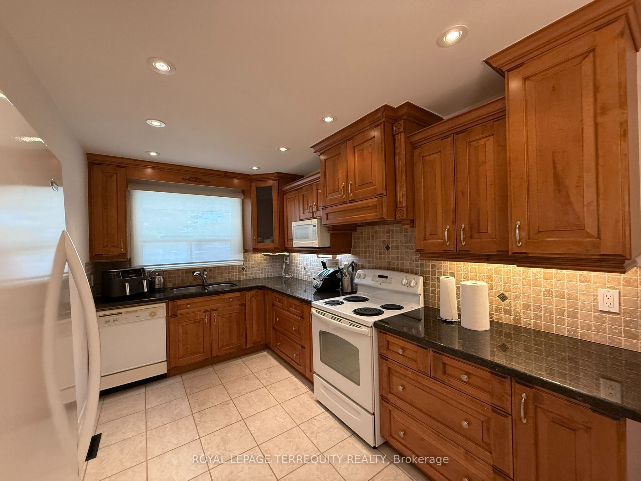 1213 Shamir Crescent, Mississauga, ON L5C 1L2 photo 4