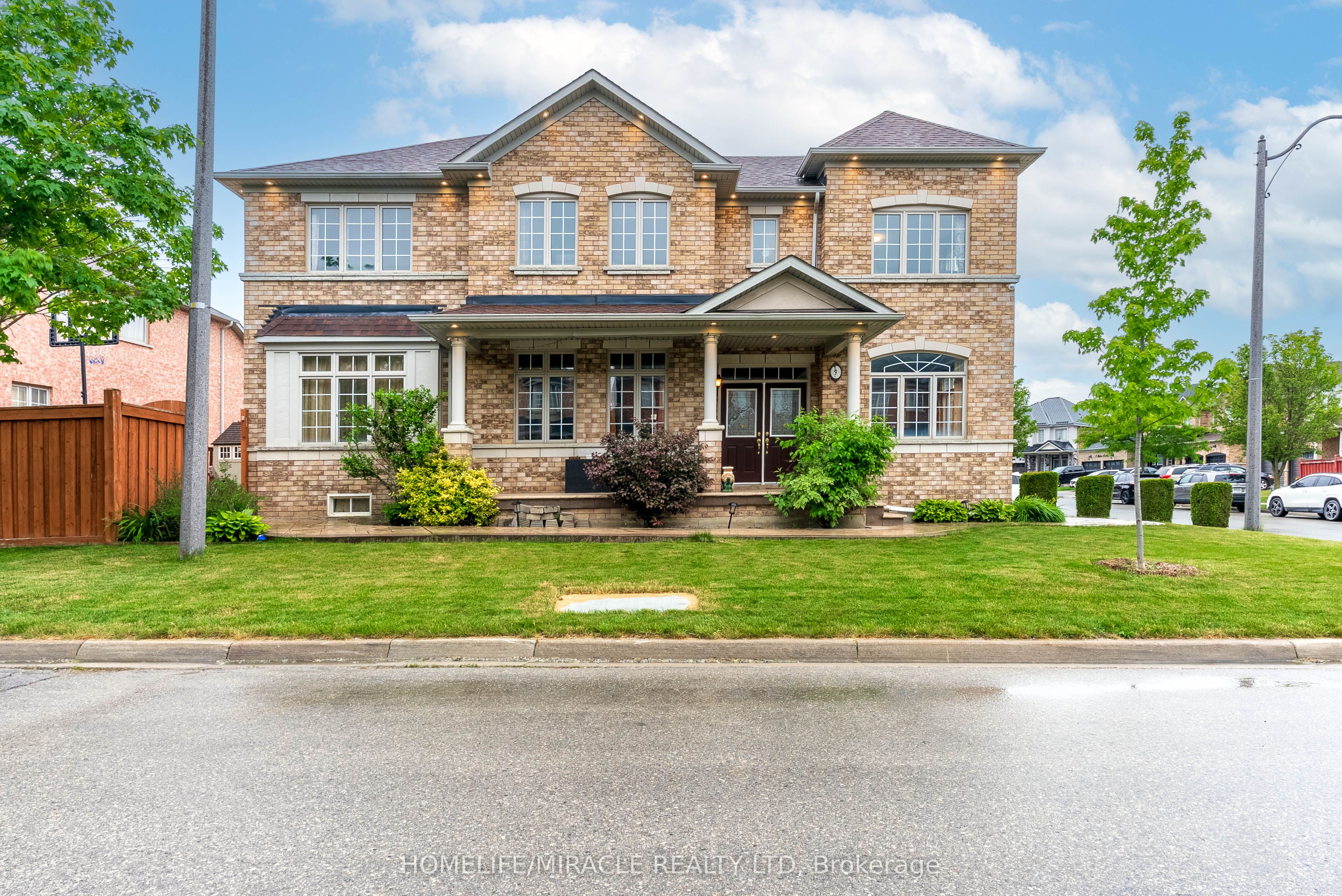 9 Peridot Road, Brampton, ON L6P 0Z6