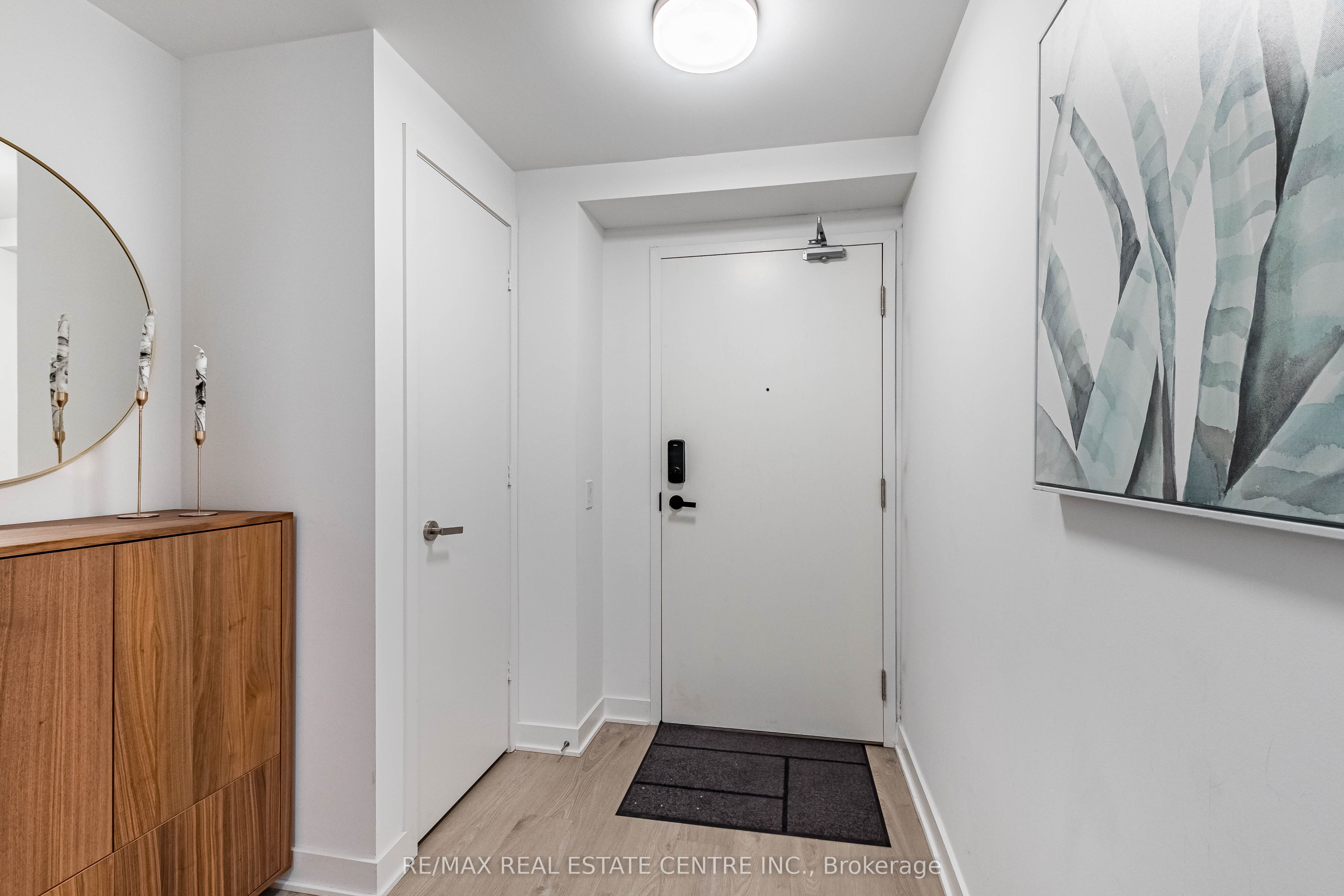 3900 Confederation Pkwy Parkway 5707, Mississauga, ON L5B 0M3 photo 3
