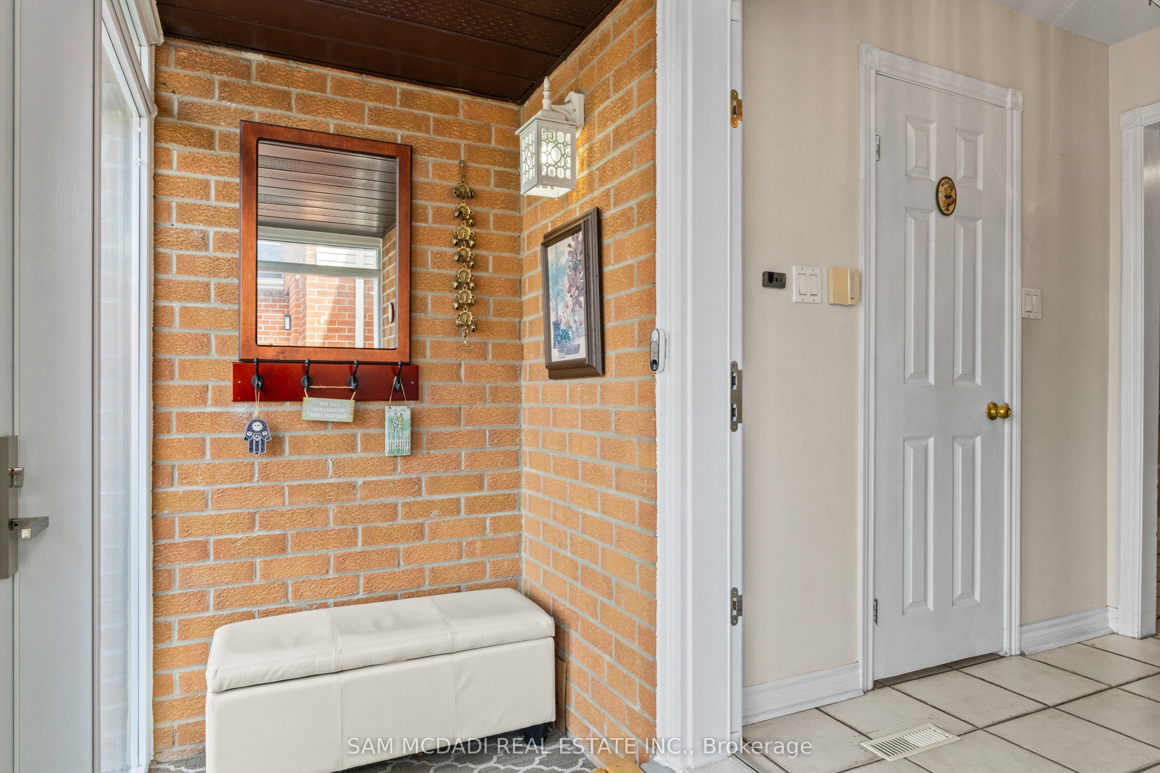1004 Queensbridge Drive, Mississauga, ON L5C 3R1 photo 2