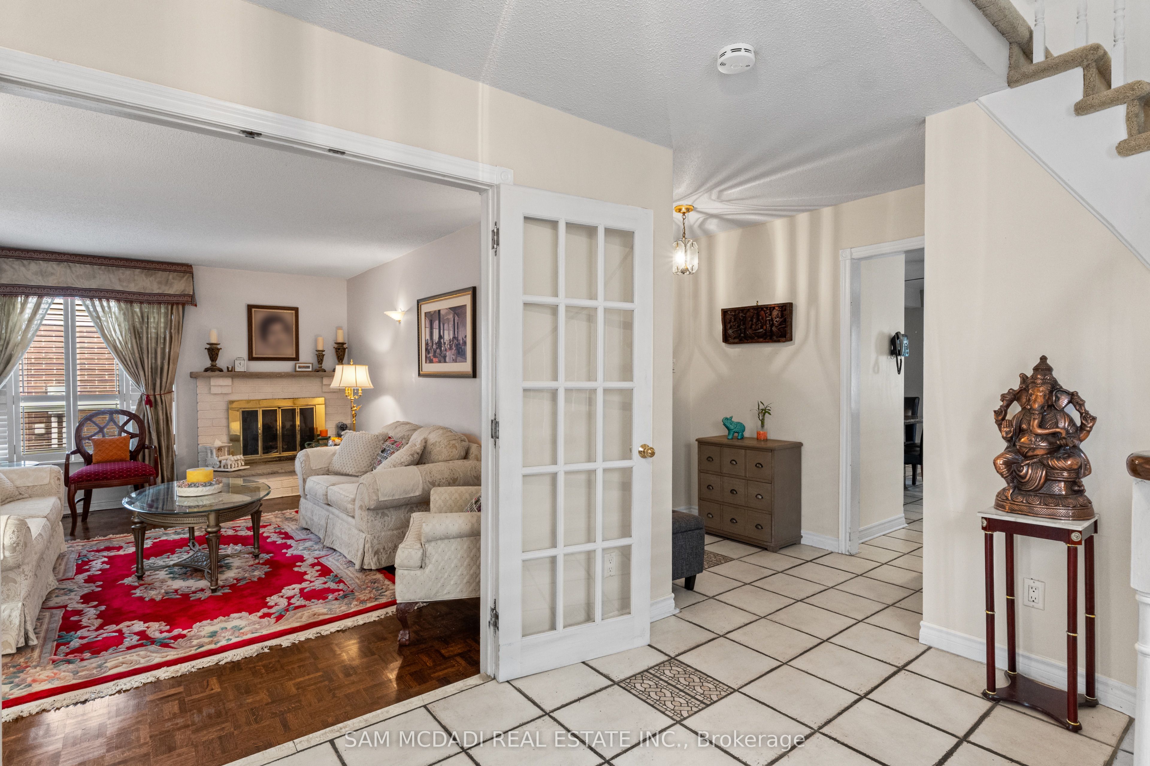 1004 Queensbridge Drive, Mississauga, ON L5C 3R1 photo 4