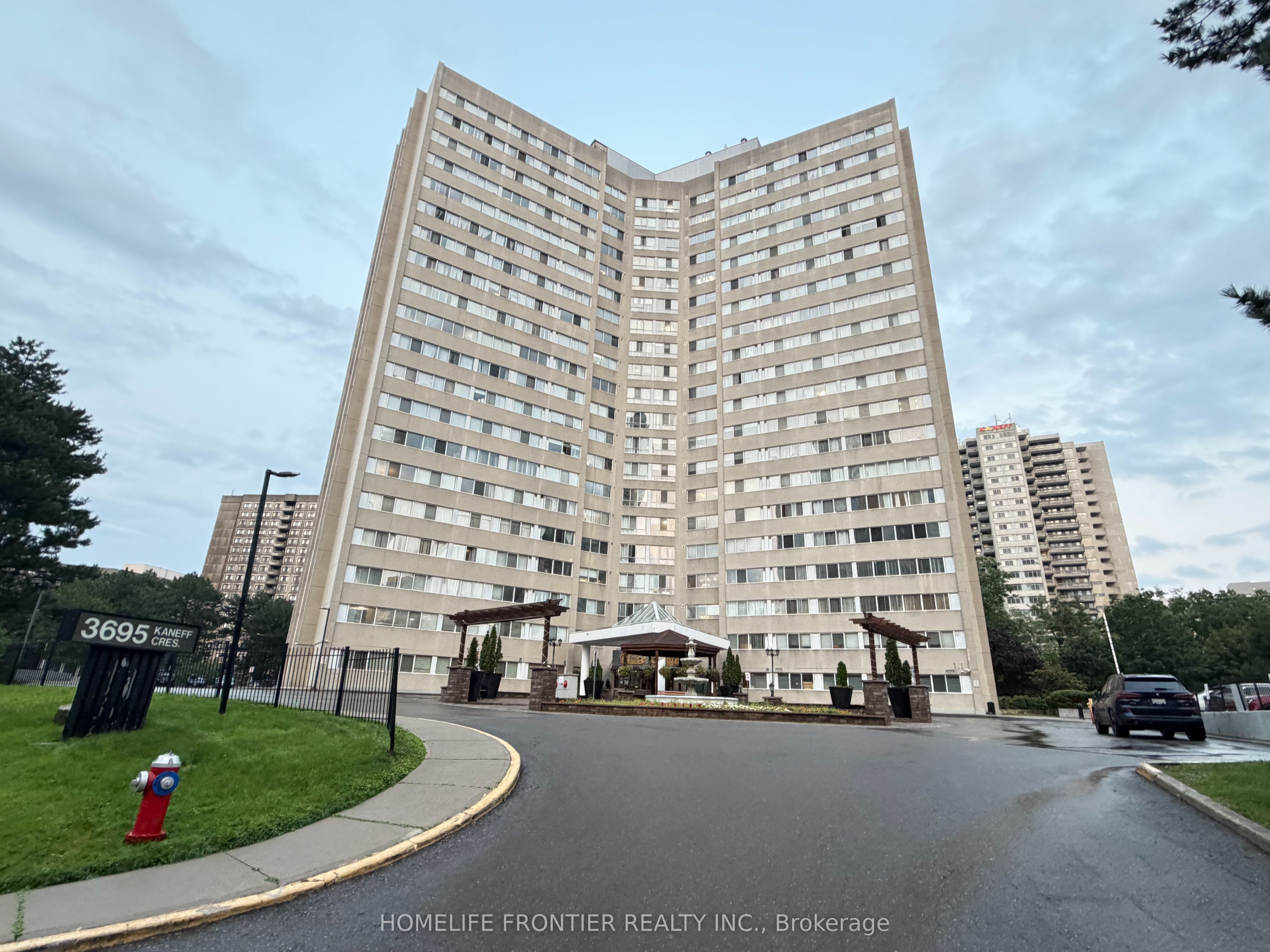 3695 Kaneff Crescent Sph7, Mississauga, ON L5A 4B6