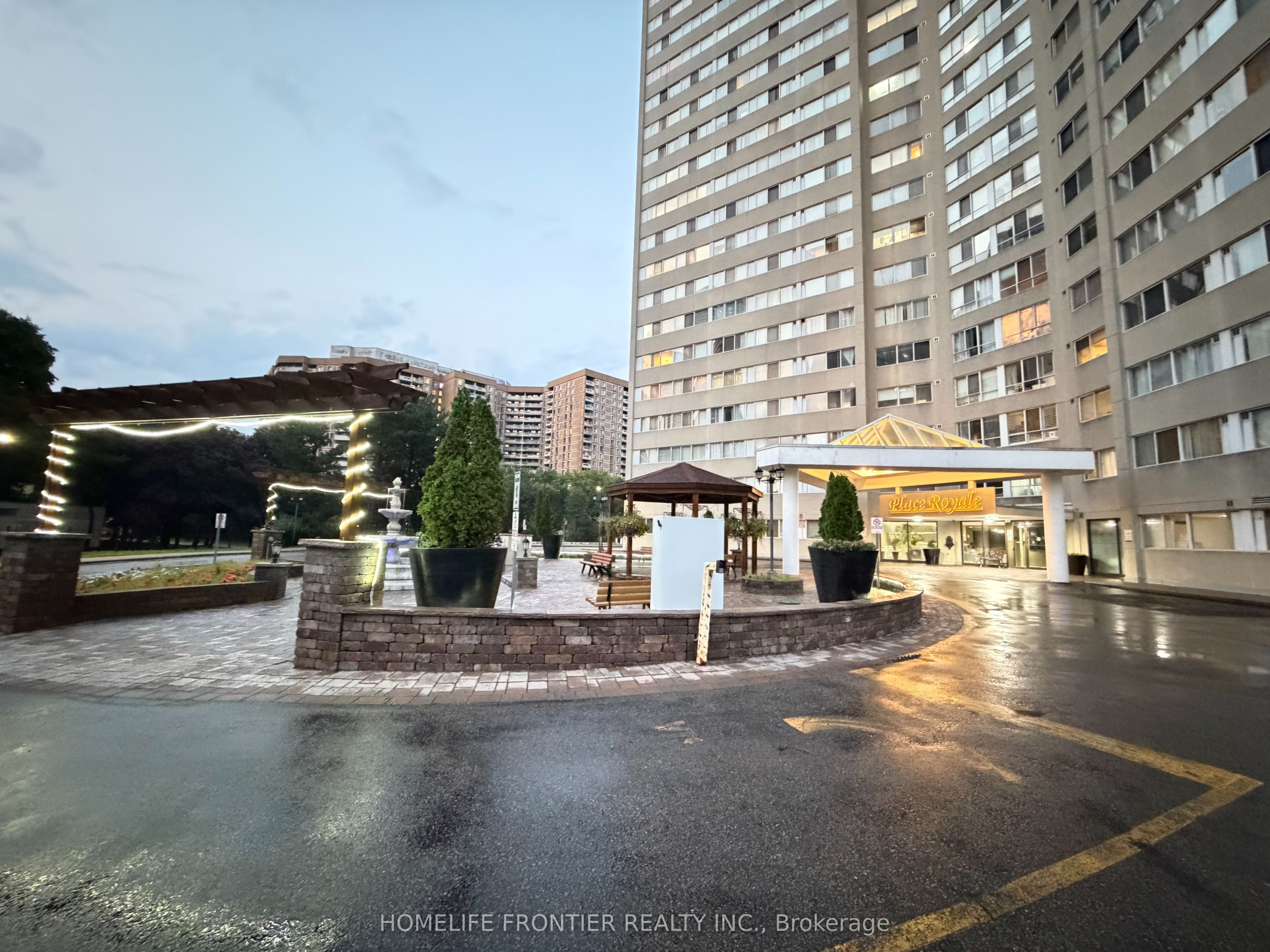 3695 Kaneff Crescent Sph7, Mississauga, ON L5A 4B6 photo 2