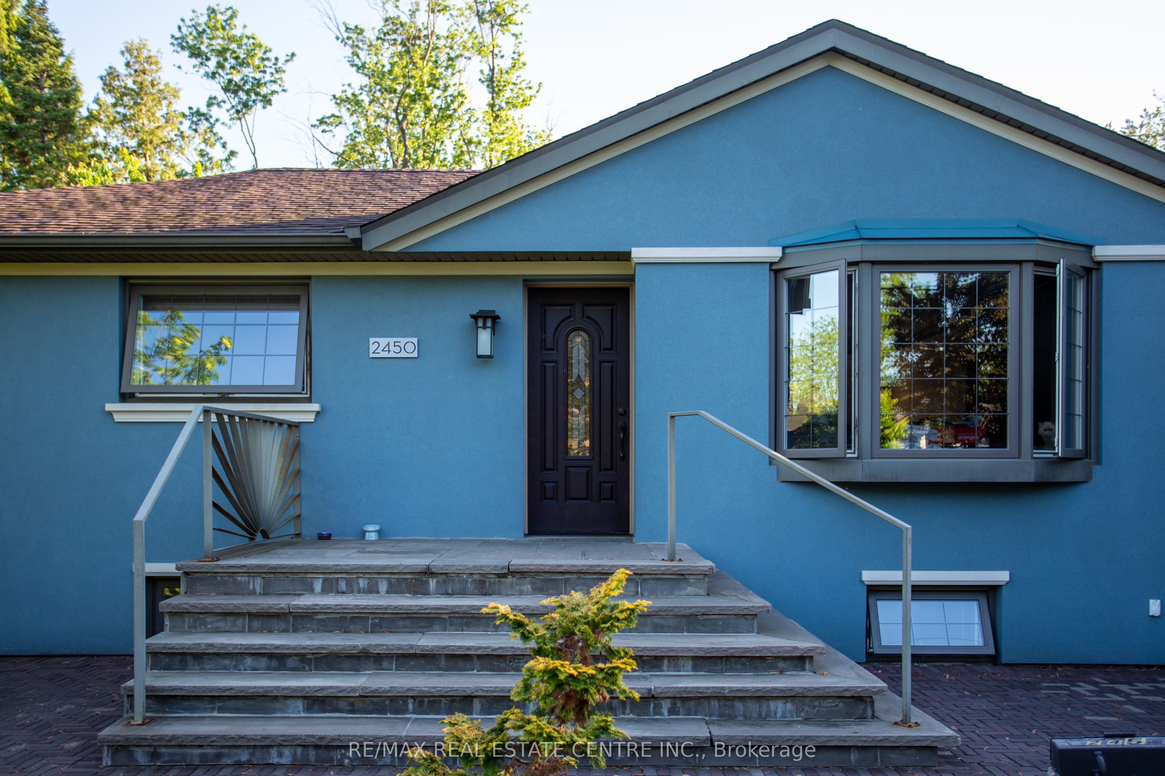 2450 Edenhurst Drive, Mississauga, ON L5A 2K9 photo 2