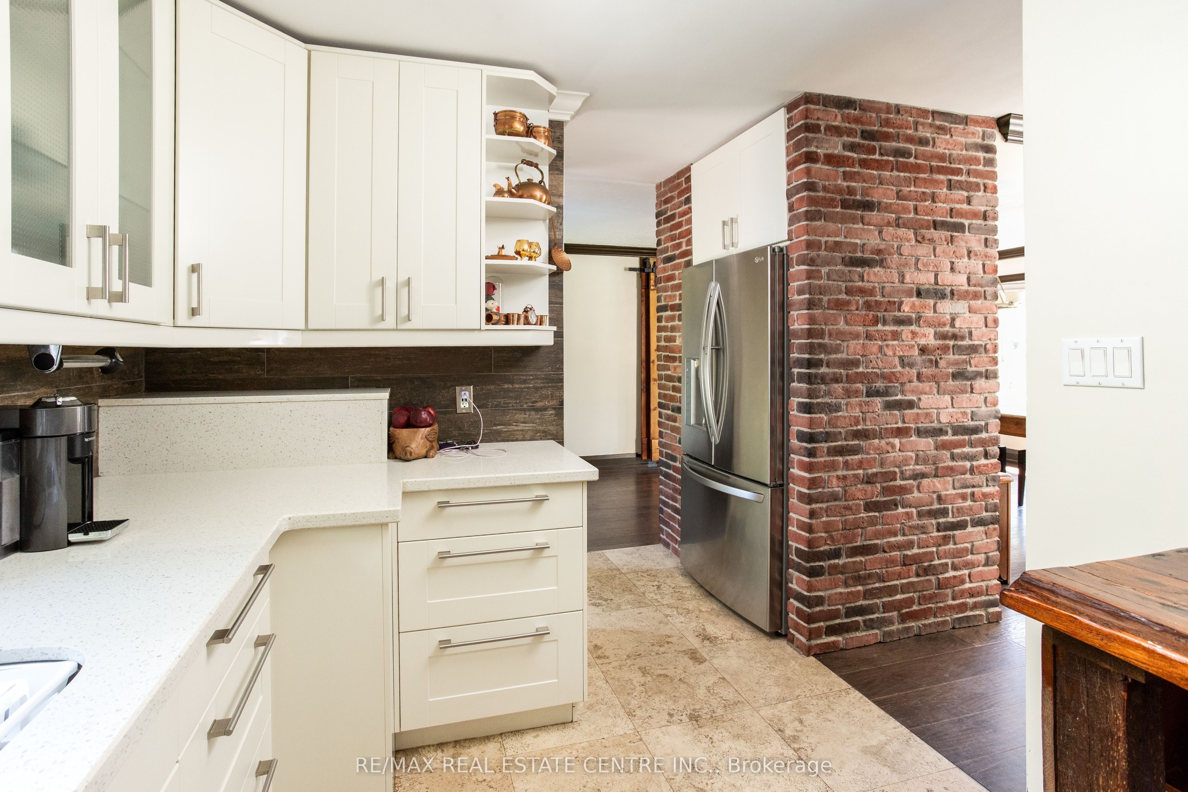 2450 Edenhurst Drive, Mississauga, ON L5A 2K9 photo 3