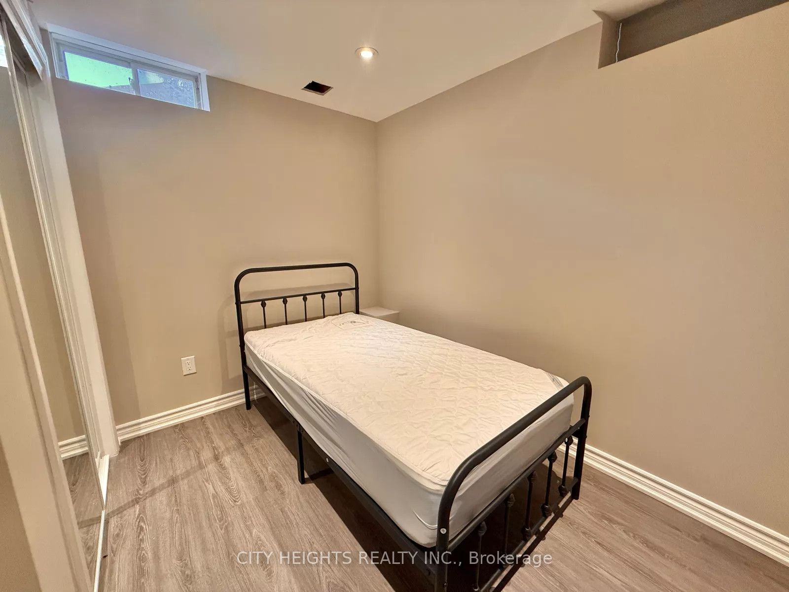 3265 Topeka Drive Basement, Mississauga, ON L5M 7V1 photo 2