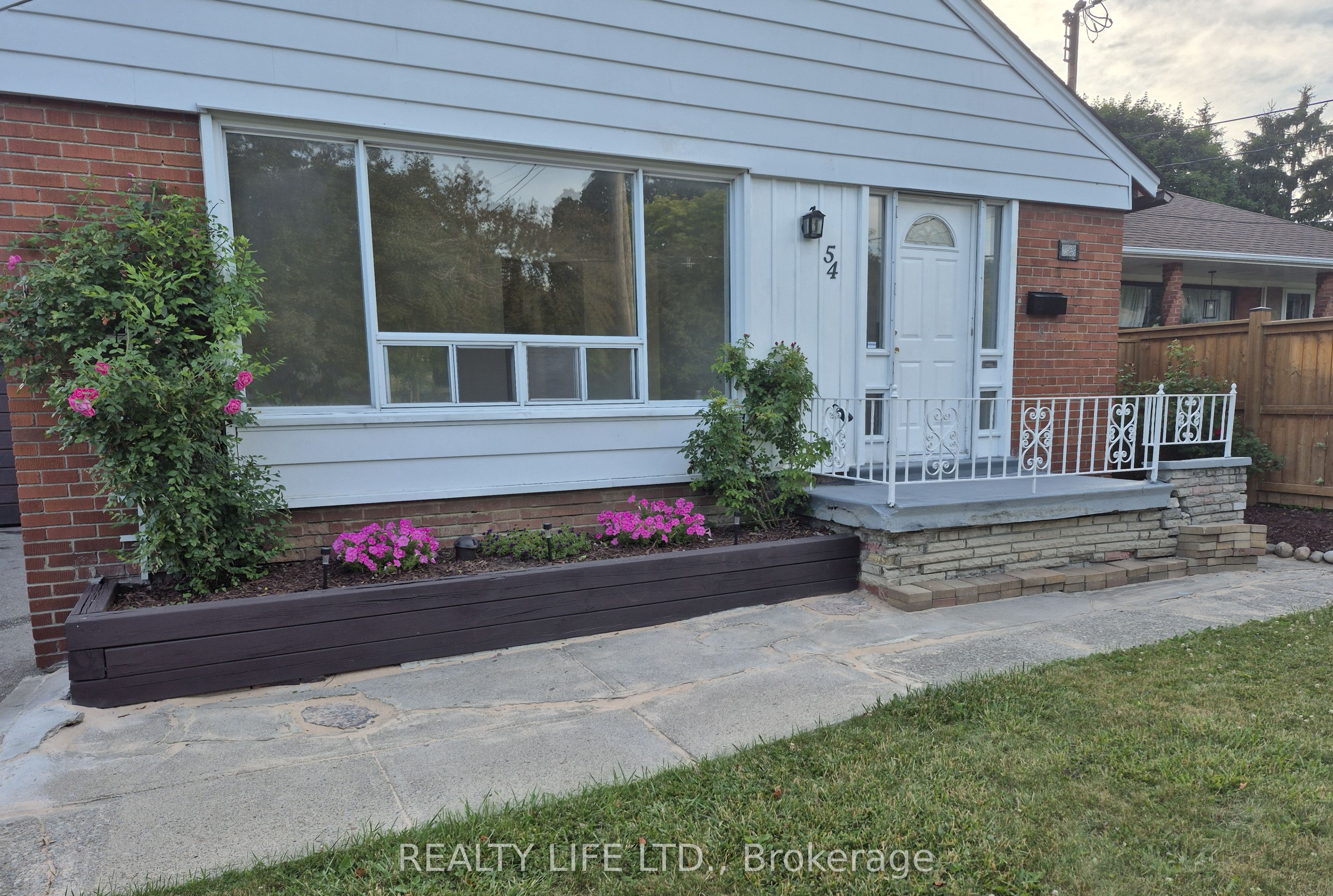 54 Garside Crescent, Toronto, ON M6M 2Z6 photo 2