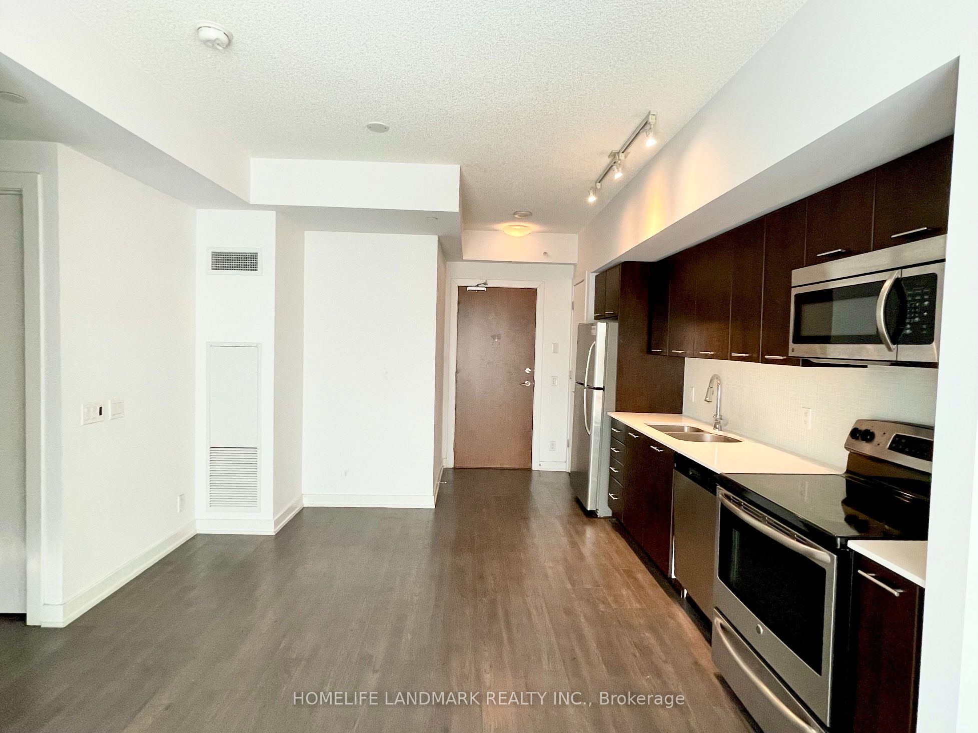 2220 Lakeshore Boulevard W 3210, Toronto, ON M8V 0C1 photo 3