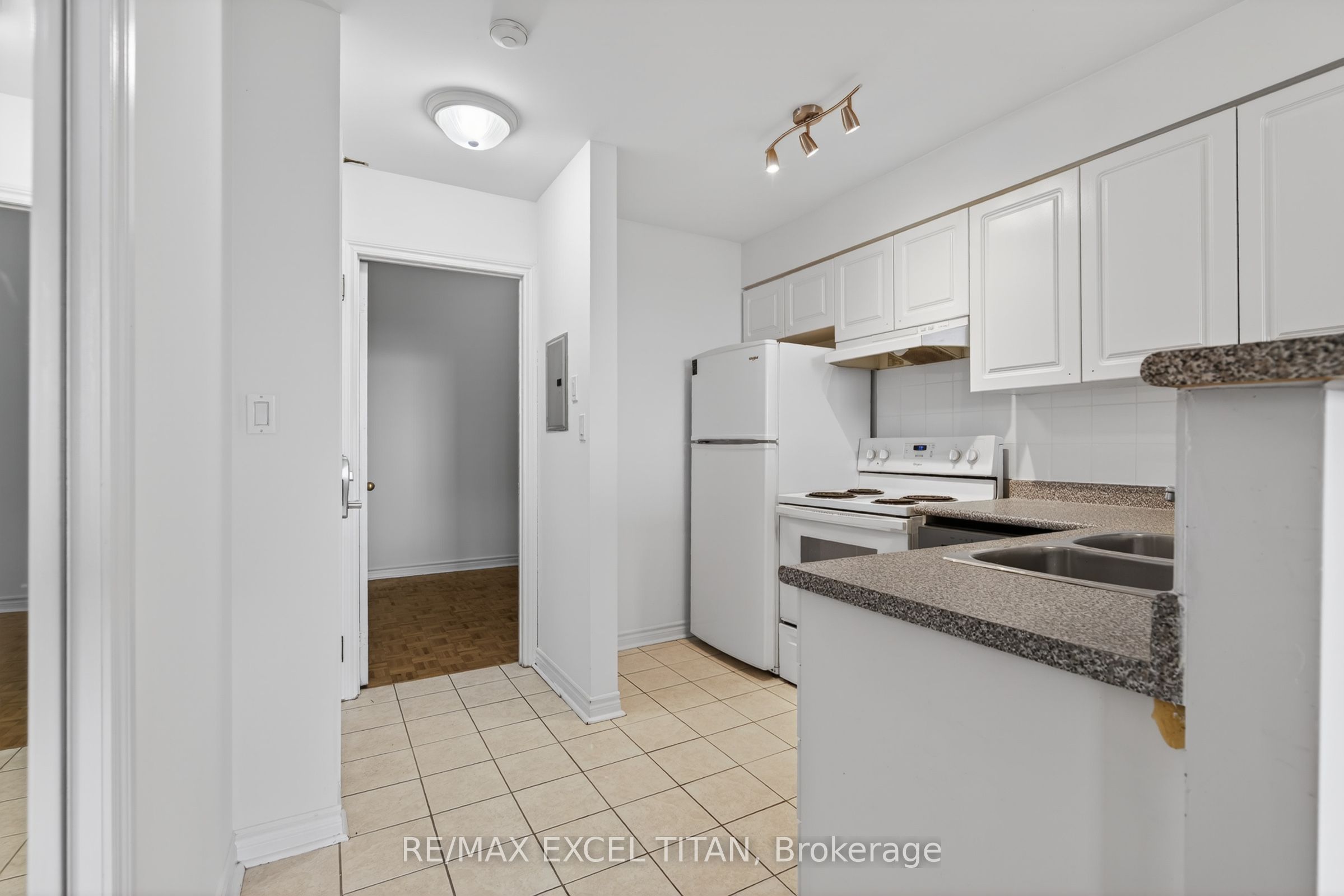 1401 Dupont Street 607, Toronto, ON M6H 2B1 photo 3