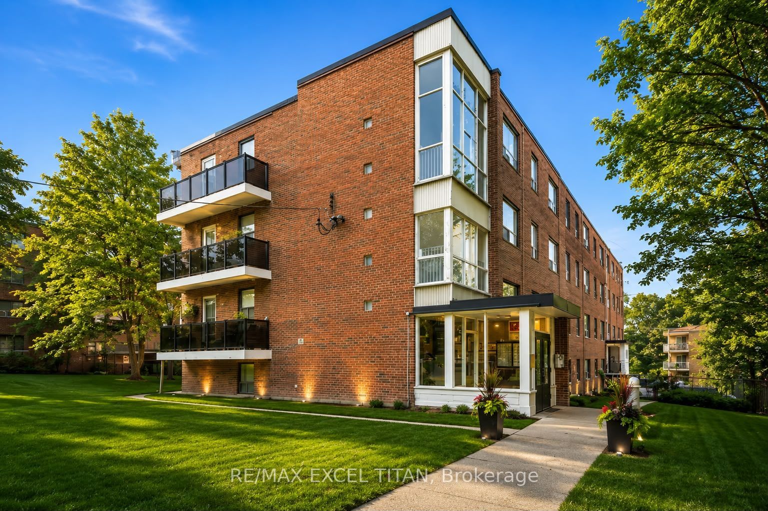 4 Hill Heights Road 108, Toronto, ON M8Y 1Z1 photo 2