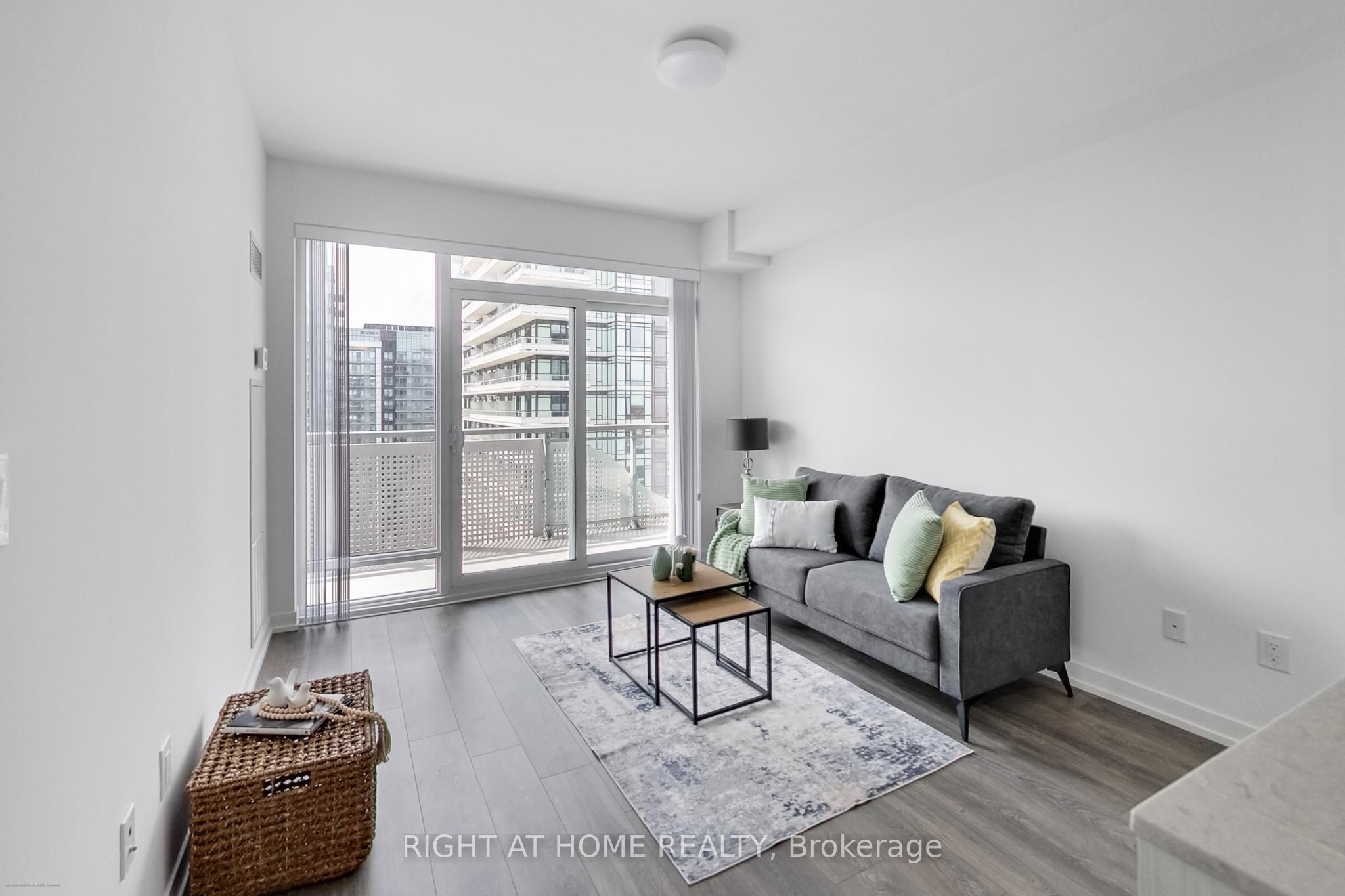 2520 Eglinton Avenue W 1602, Mississauga, ON L5M 0Y4 photo 3
