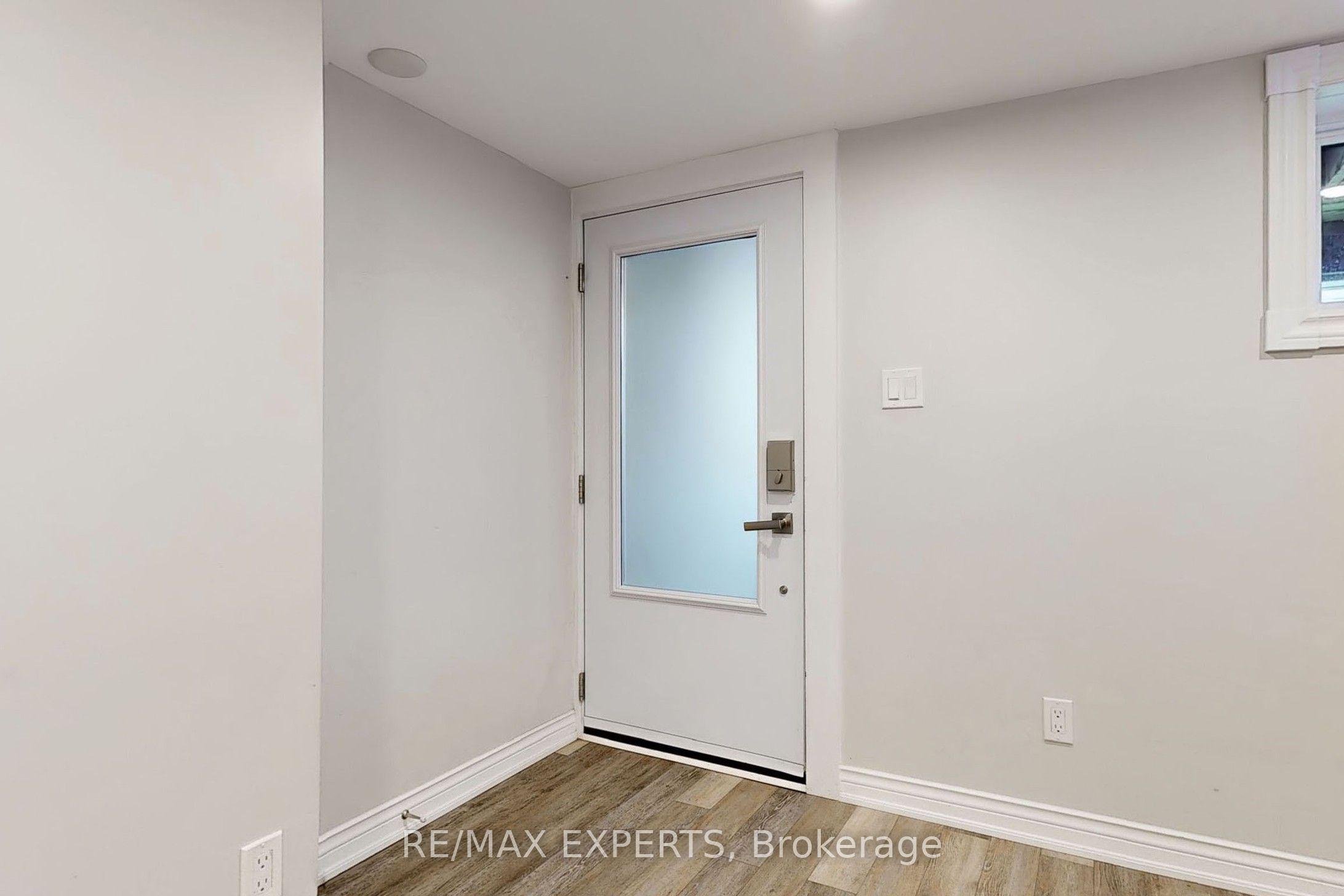 39 Norval Street Bsmt, Toronto, ON M6N 3Z1 photo 4