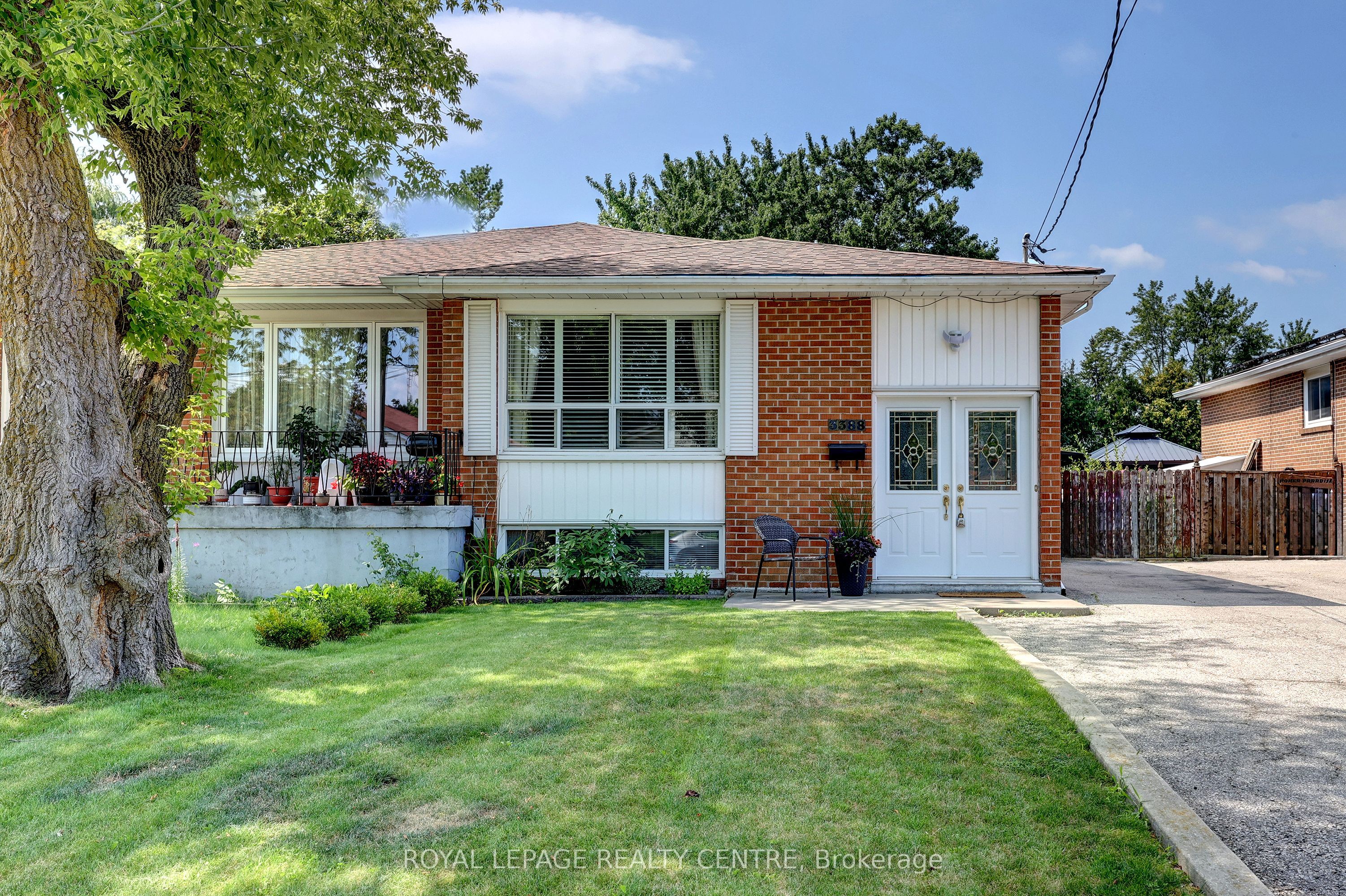 3388 Fellmore Drive, Mississauga, ON L5C 2E2 photo 2