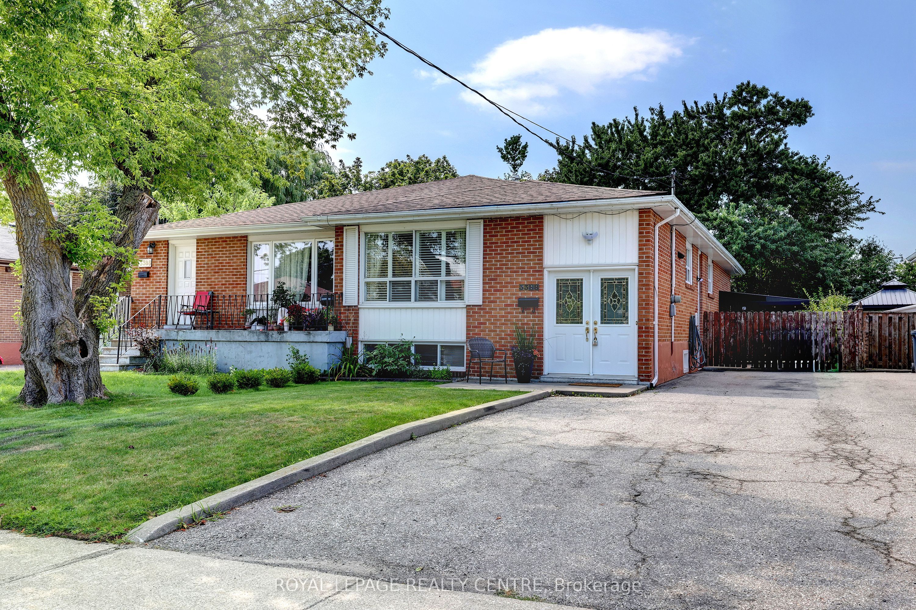 3388 Fellmore Drive, Mississauga, ON L5C 2E2 photo 3