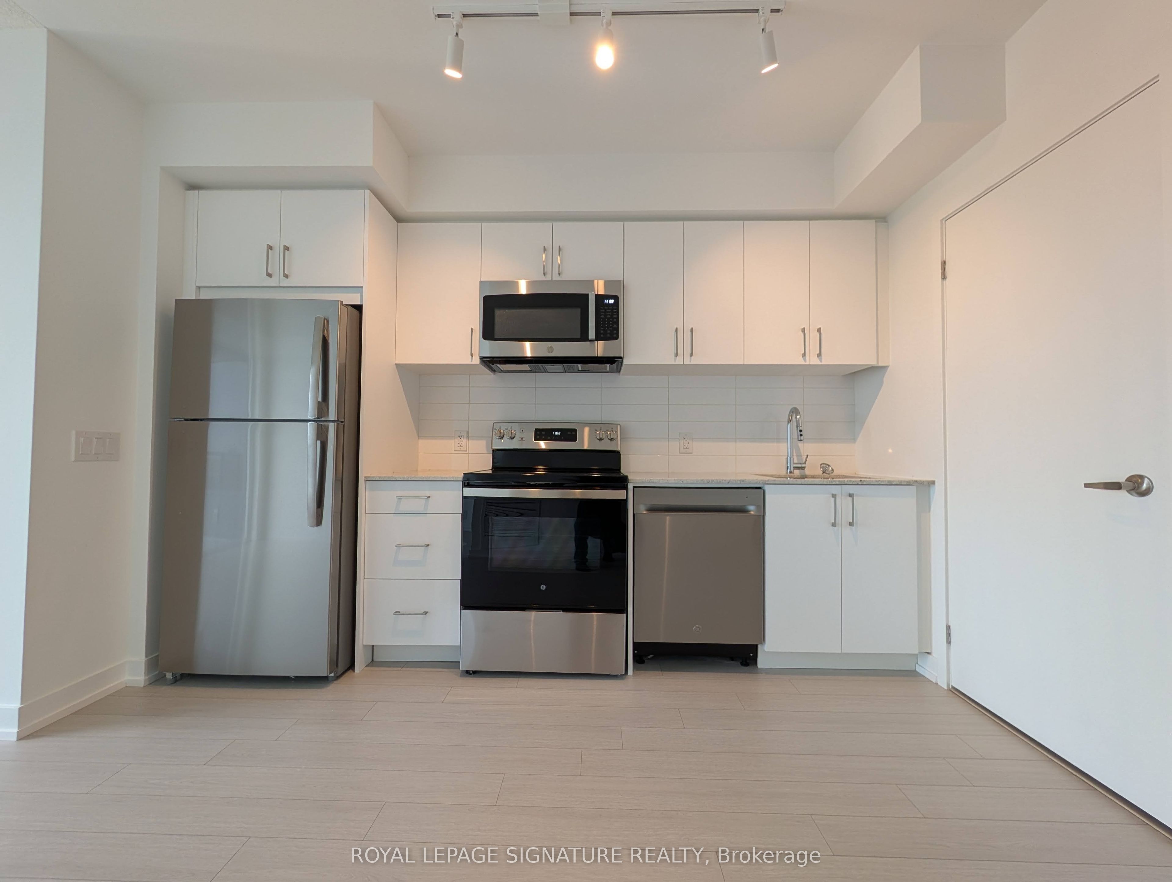 4010 Eglinton Avenue 1320, Toronto, ON M9A 4M2 photo 2