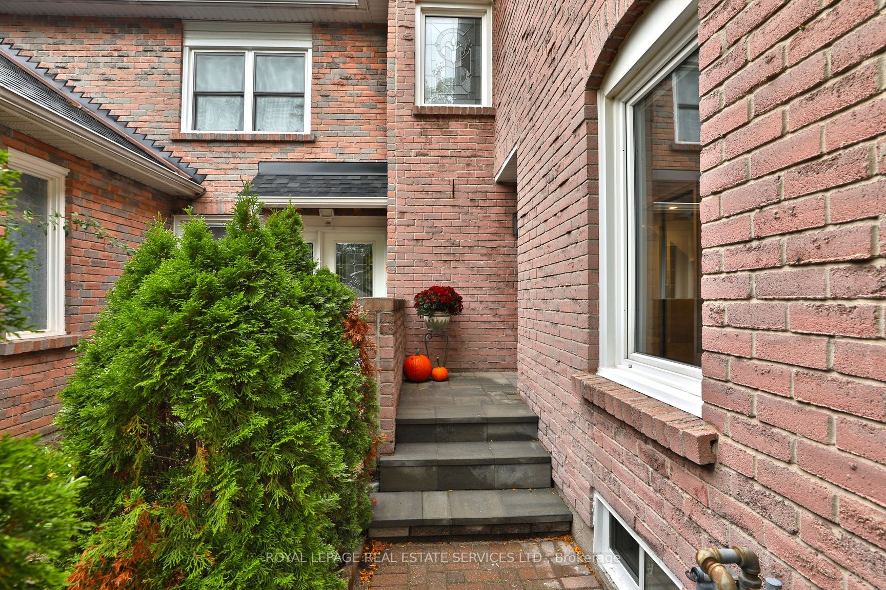 1021 Runnymead Crescent, Oakville, ON L6M 1C5 photo 2