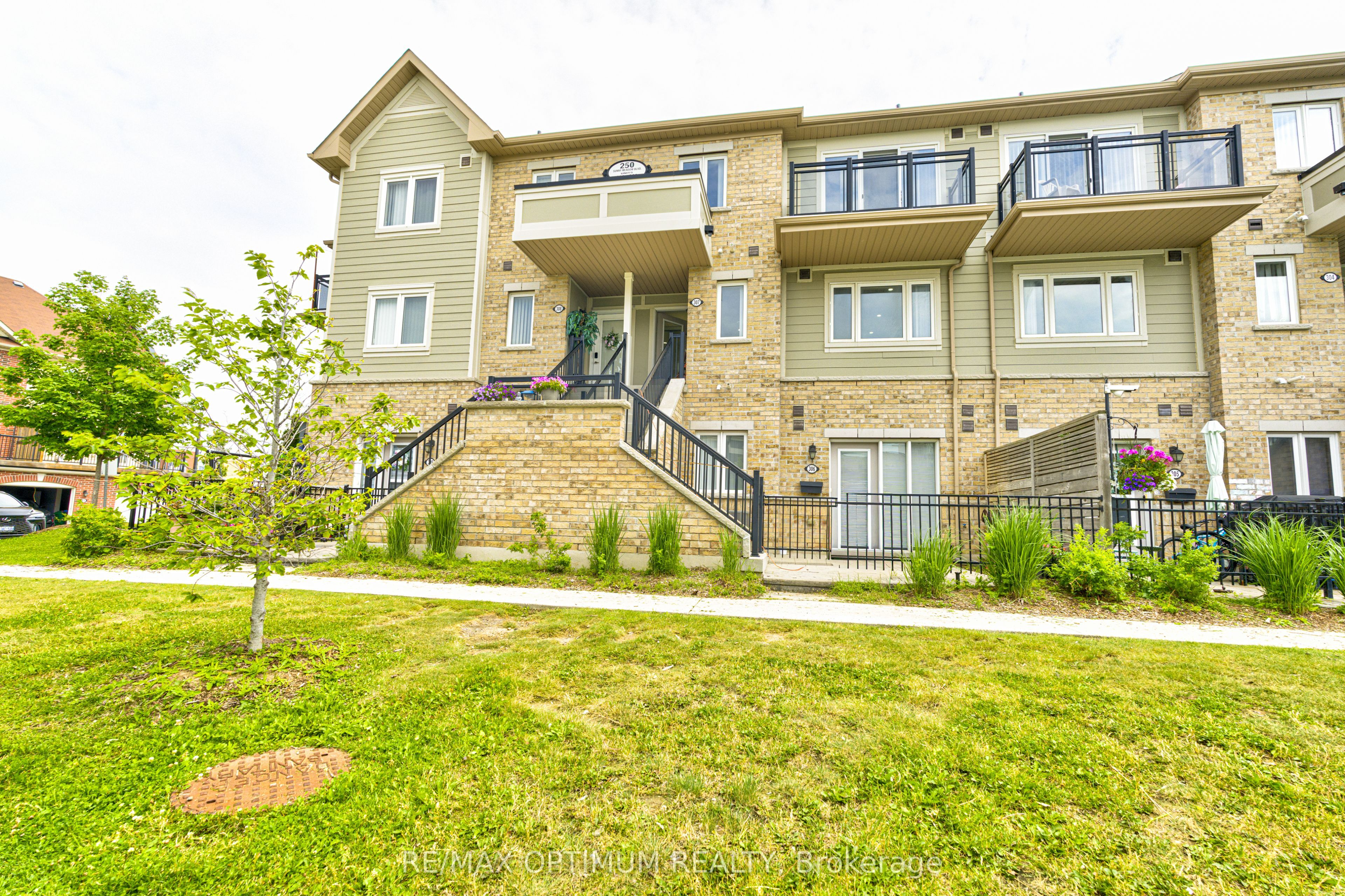 250 Sunny Meadow Boulevard 307, Brampton, ON L6R 3Y6 photo 2