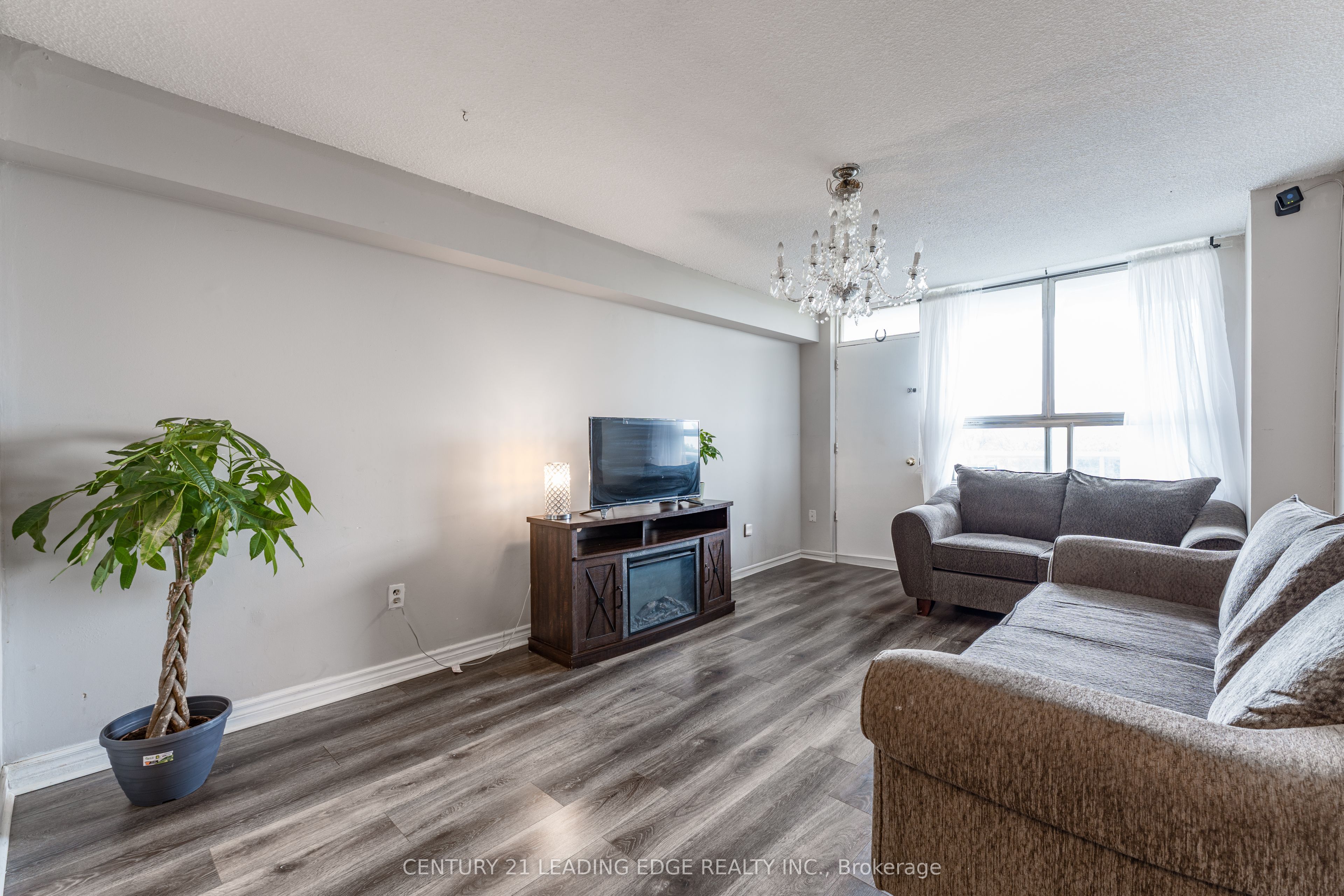 940 Caledonia Road 611, Toronto, ON M6B 2G8 photo 4