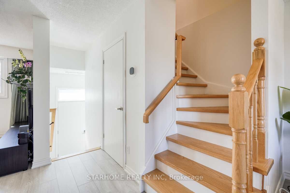 8 Amberwood Square, Brampton, ON L6Z 1G3 photo 5