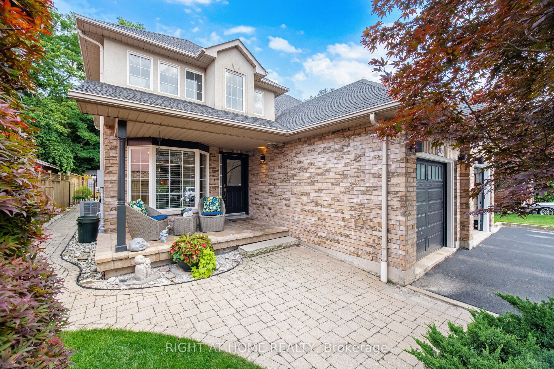3064 Lakeshore Road W, Oakville, ON L6L 1J2