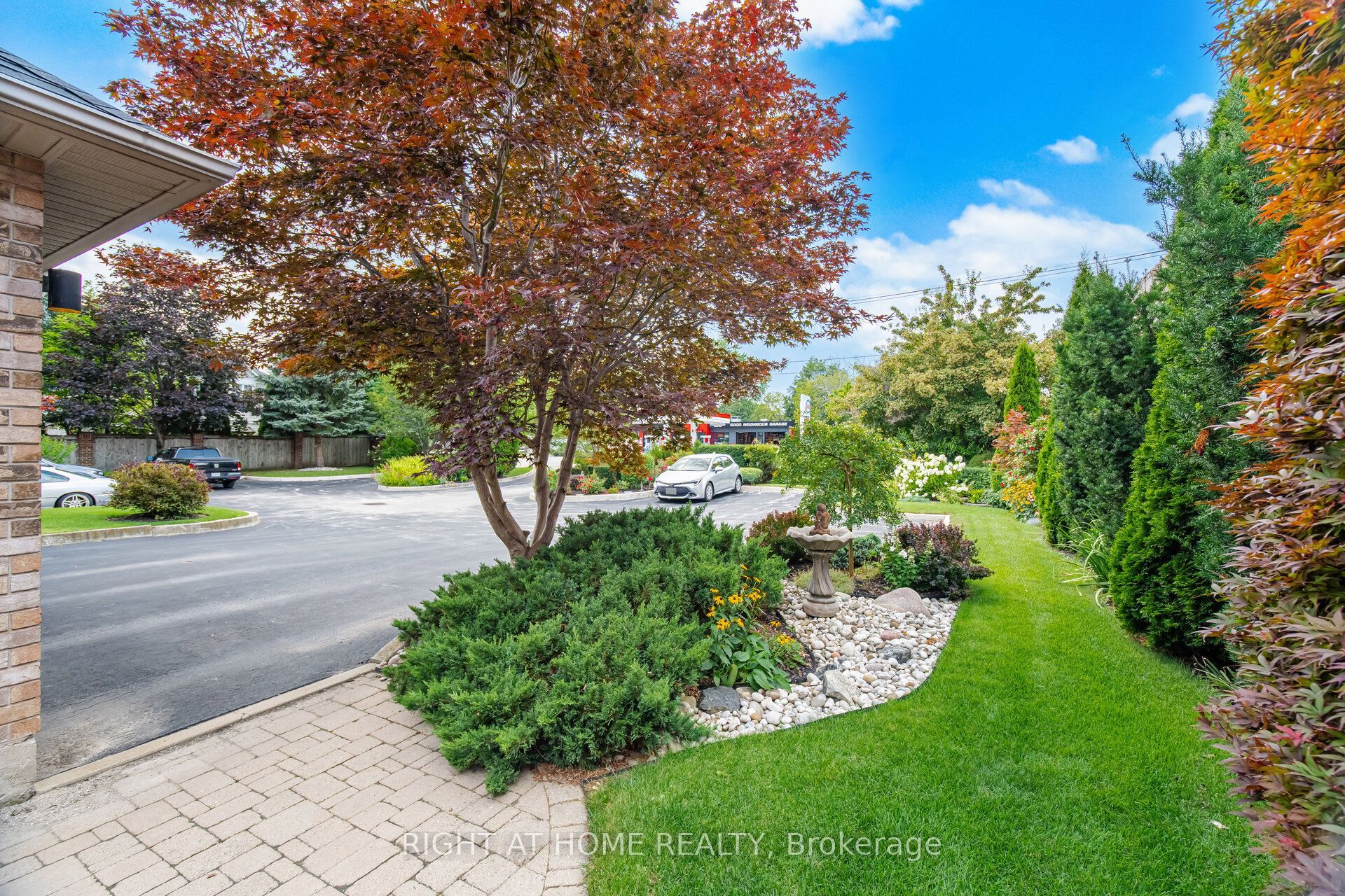 3064 Lakeshore Road W, Oakville, ON L6L 1J2 photo 2
