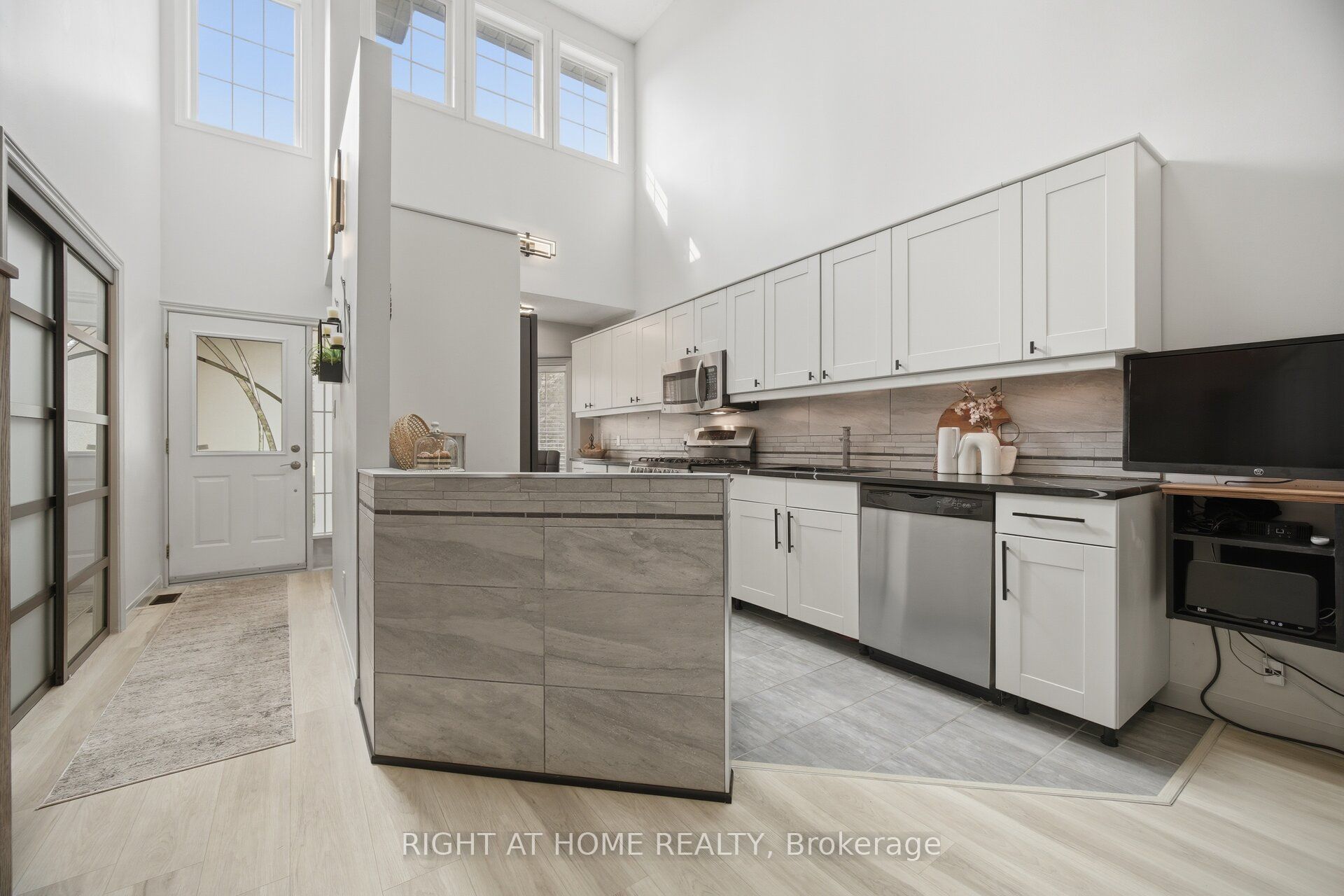 3064 Lakeshore Road W, Oakville, ON L6L 1J2 photo 4
