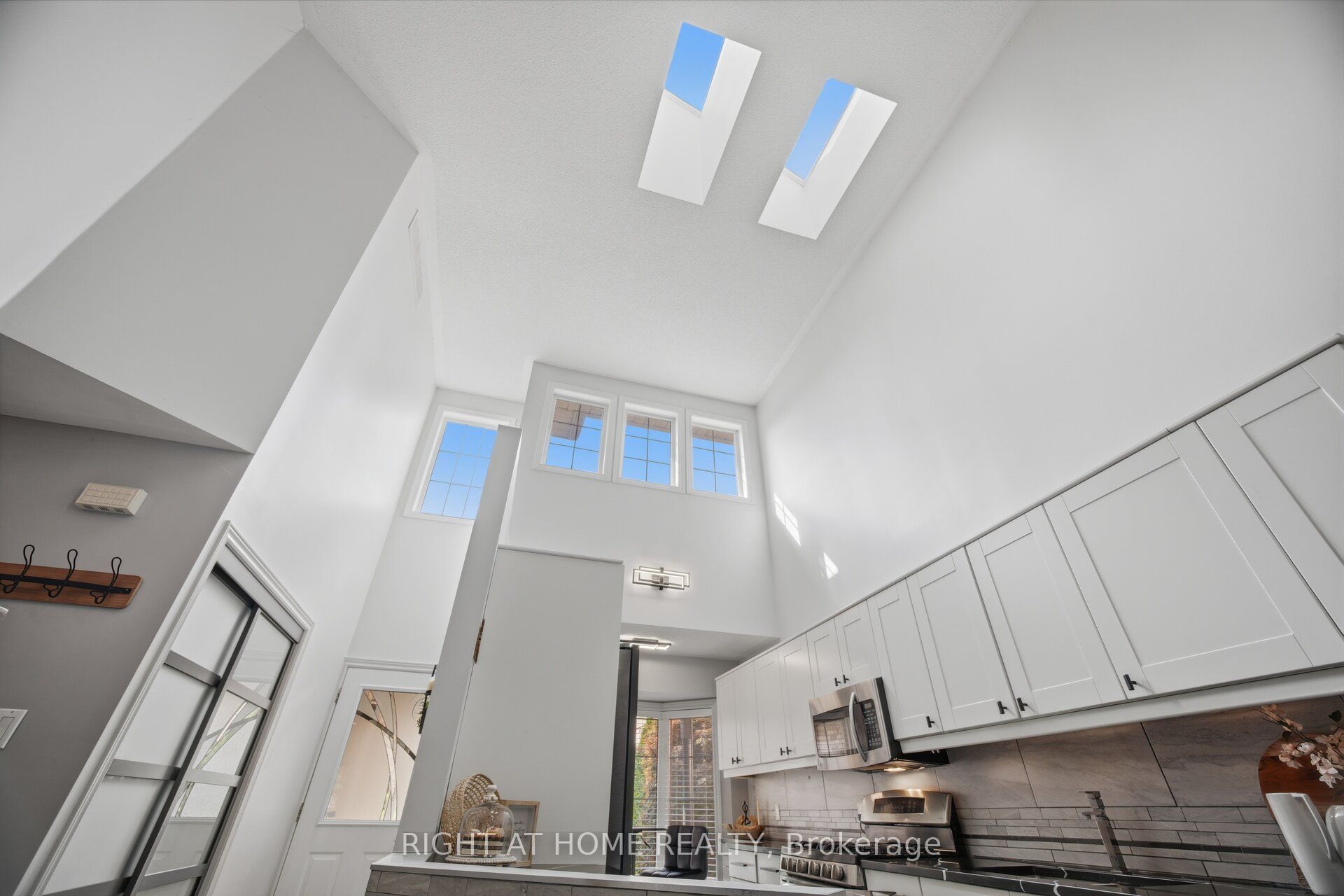 3064 Lakeshore Road W, Oakville, ON L6L 1J2 photo 5