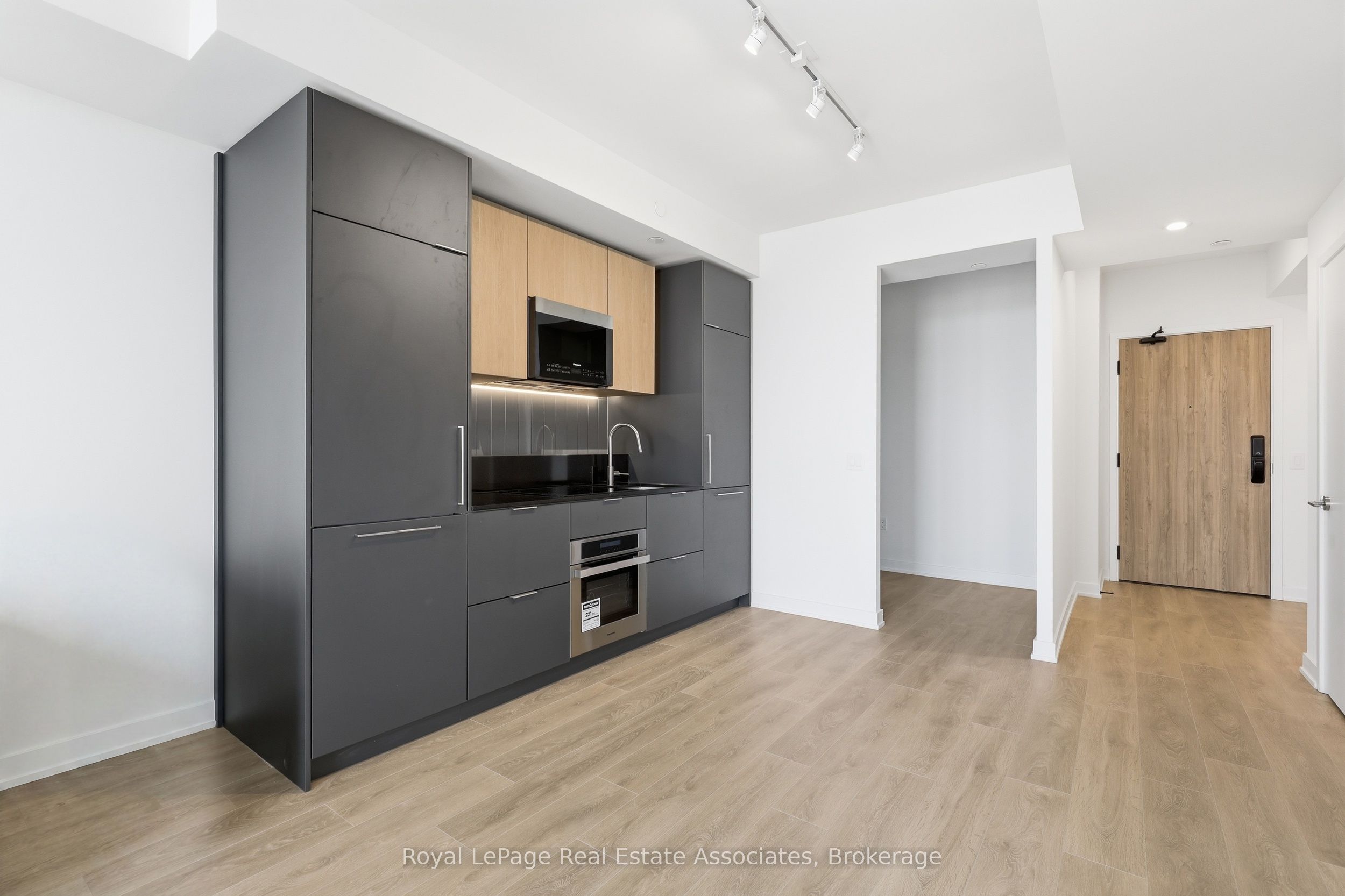 1 Fairview Road E, Mississauga, ON L5B 0B4
