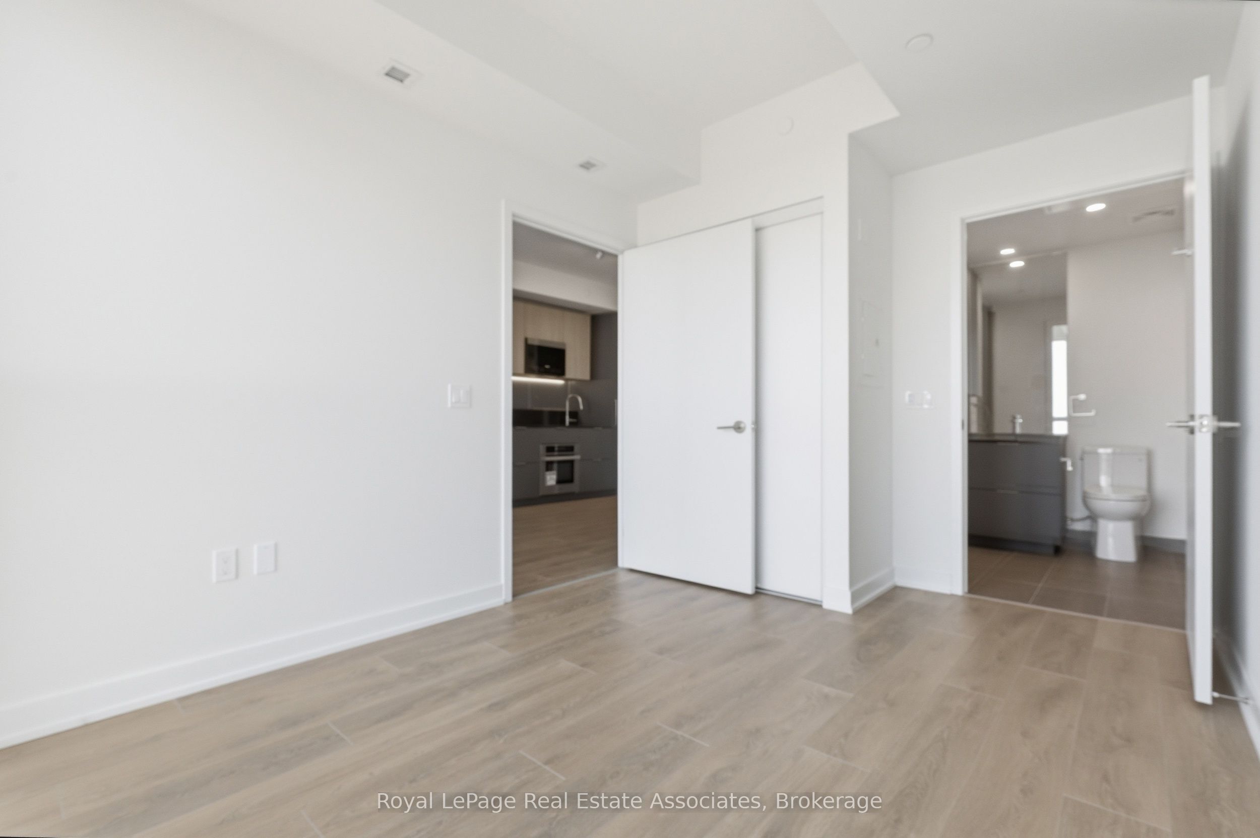 1 Fairview Road E, Mississauga, ON L5B 0B4 photo 2