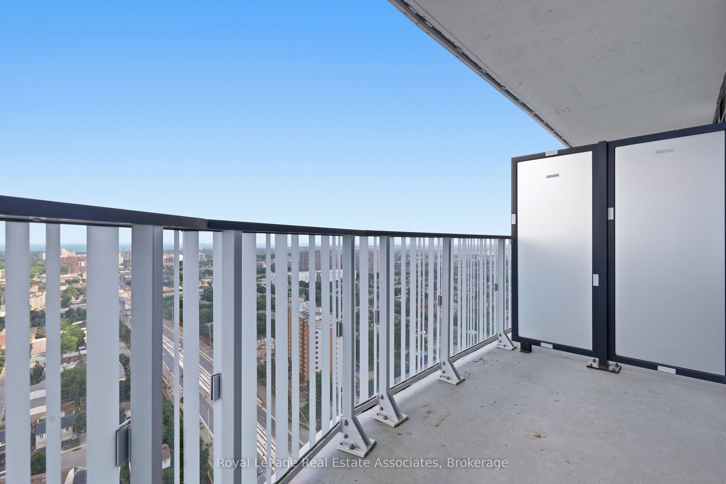 1 Fairview Road E, Mississauga, ON L5B 0B4 photo 4